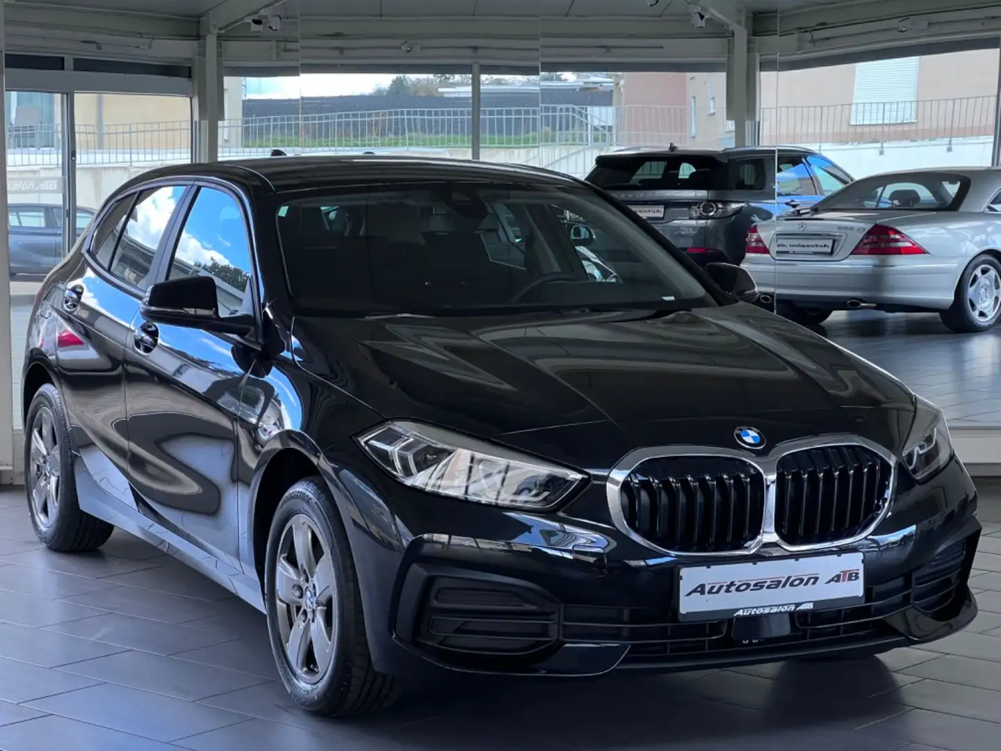 BMW 118 i Advantage |NEU-FAHRZEUG SOFORT VERFÜGBAR| Fekete - 1