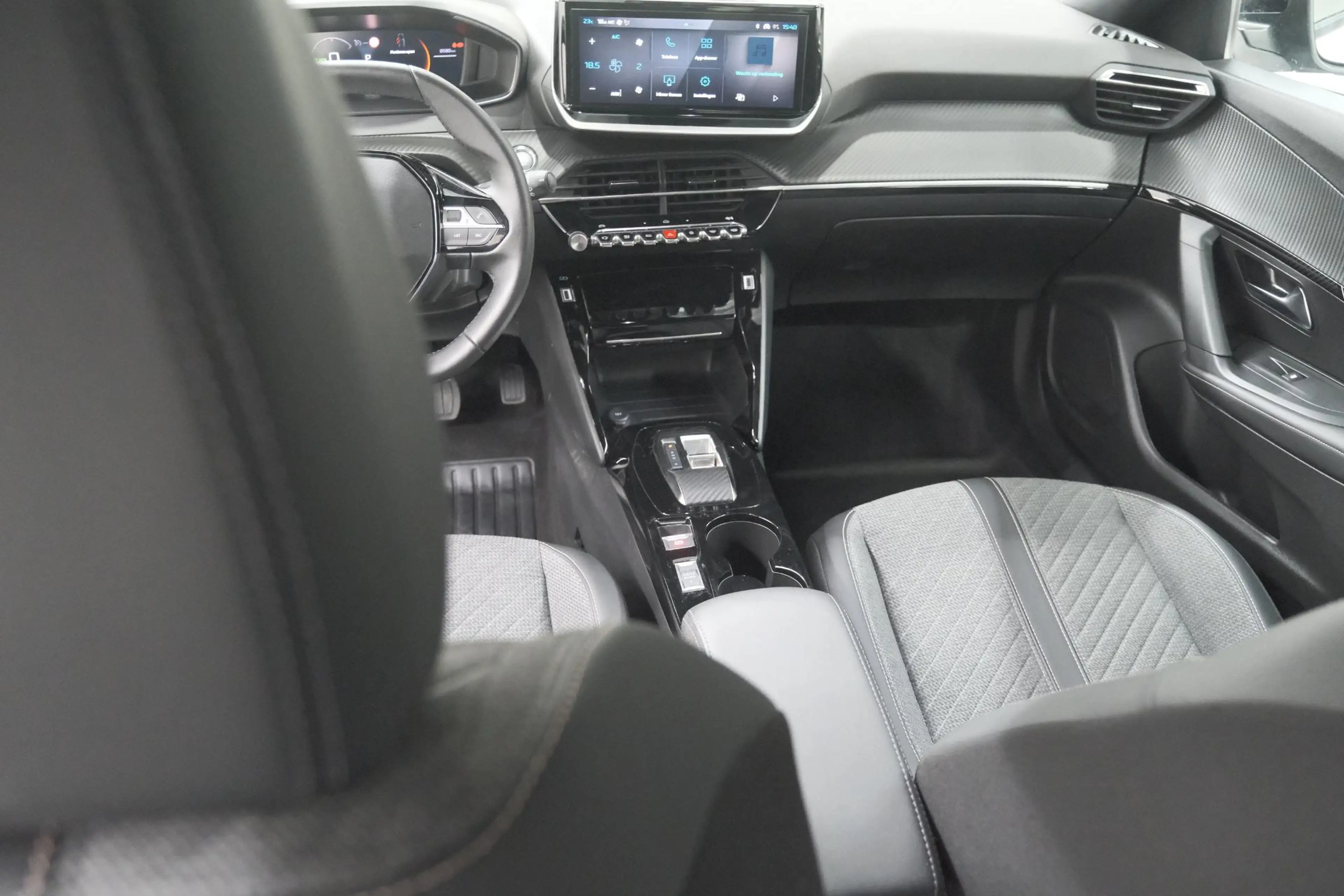 Peugeot e-2008 EV Allure Avantage 54 kWh | 97,6% SOH | 11 KW Lade — photo 15