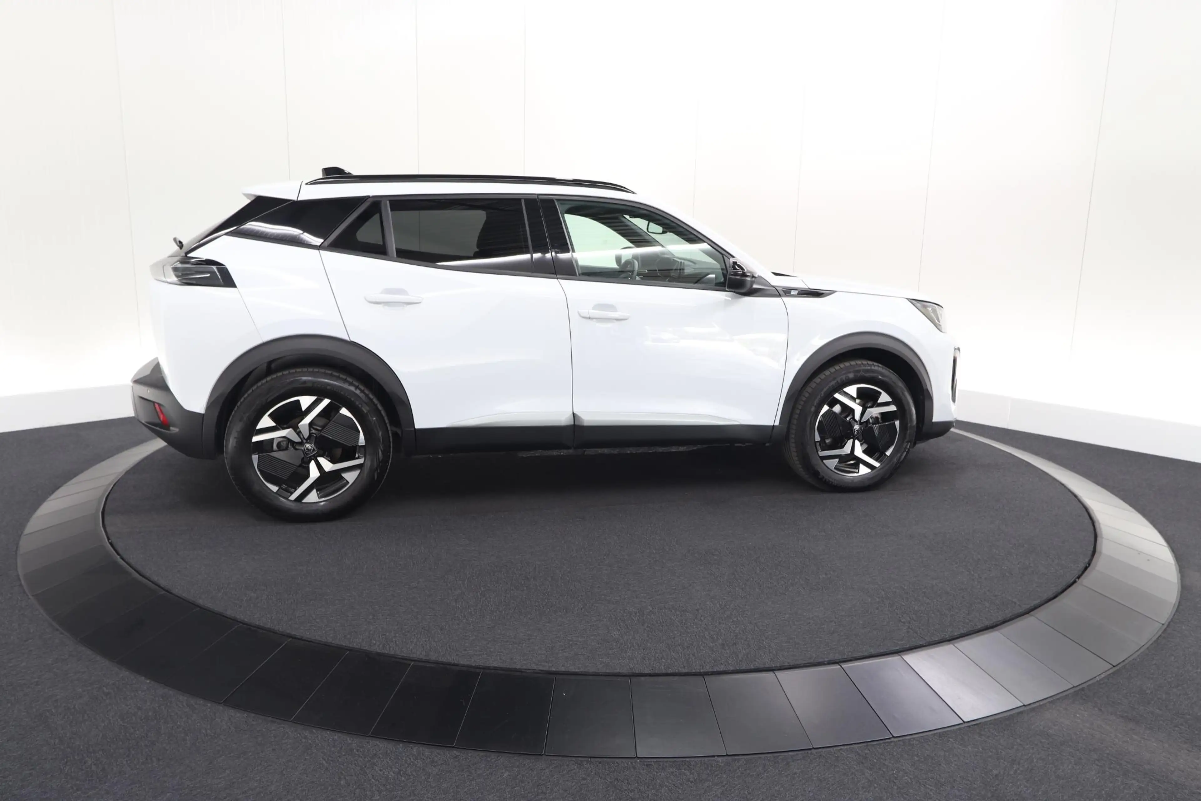 Peugeot e-2008 EV Allure Avantage 54 kWh | 97,6% SOH | 11 KW Lade — photo 8