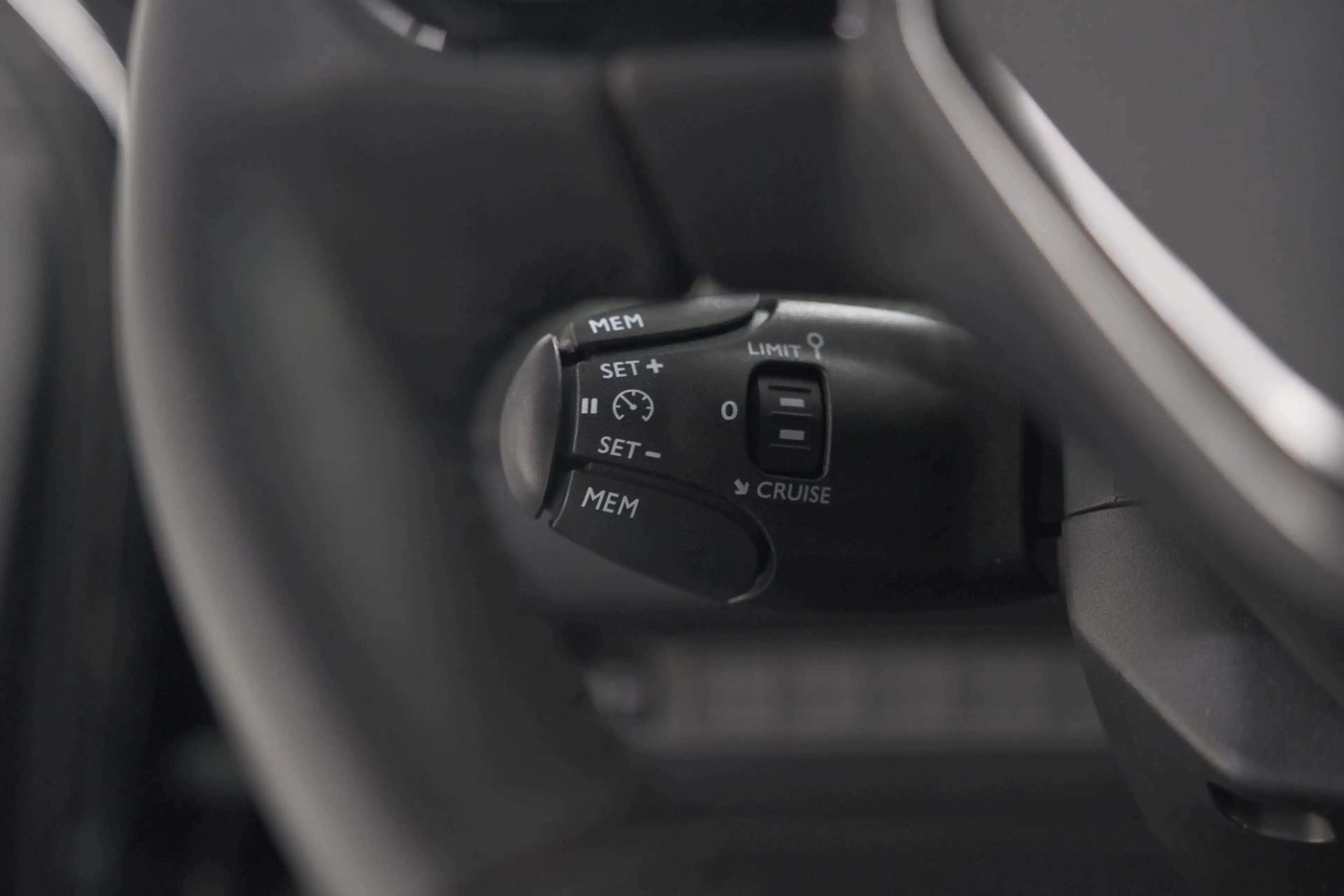 Peugeot e-2008 EV Allure Avantage 54 kWh | 97,6% SOH | 11 KW Lade — photo 3