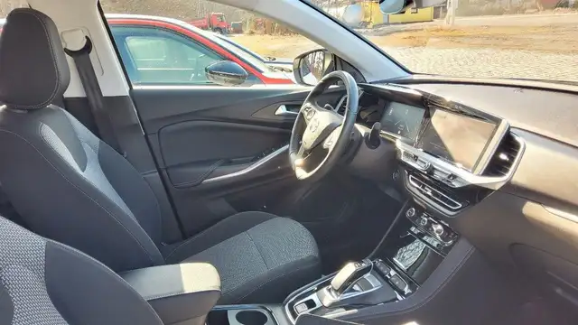 Opel Grandland view 3
