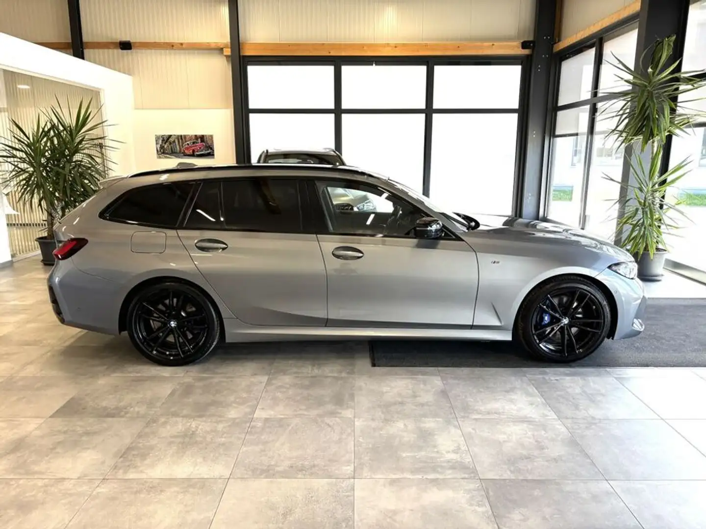 BMW 320 d Touring xDrive M Sport *LED*PDC*NAV*AHK*STH* Grau - 2