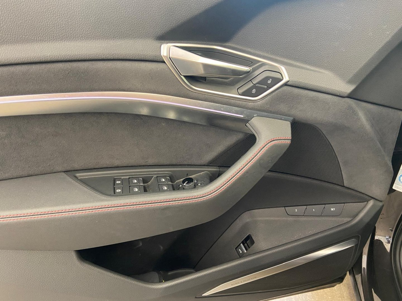 Audi Q8 55 e-tron quattro S line — photo 7