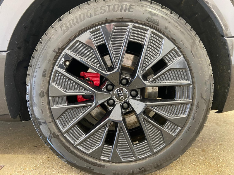 Audi Q8 55 e-tron quattro S line — photo 3