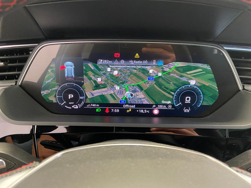 Audi Q8 55 e-tron quattro S line — photo 10