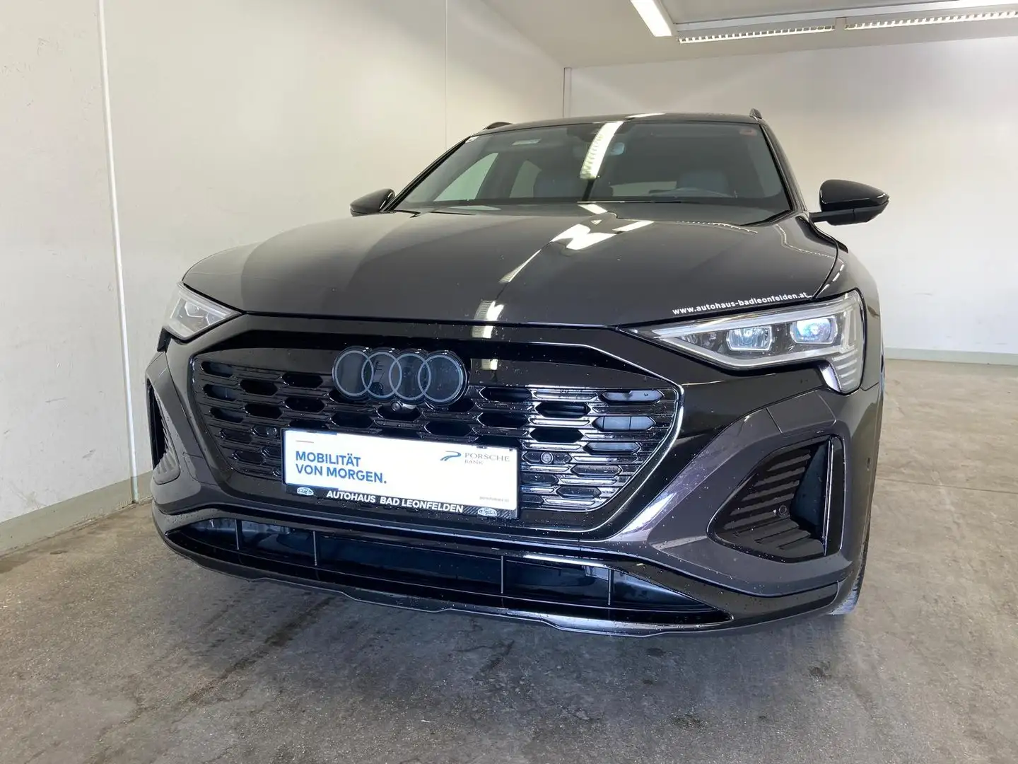 Audi Q8 55 e-tron quattro S line Braun - 2