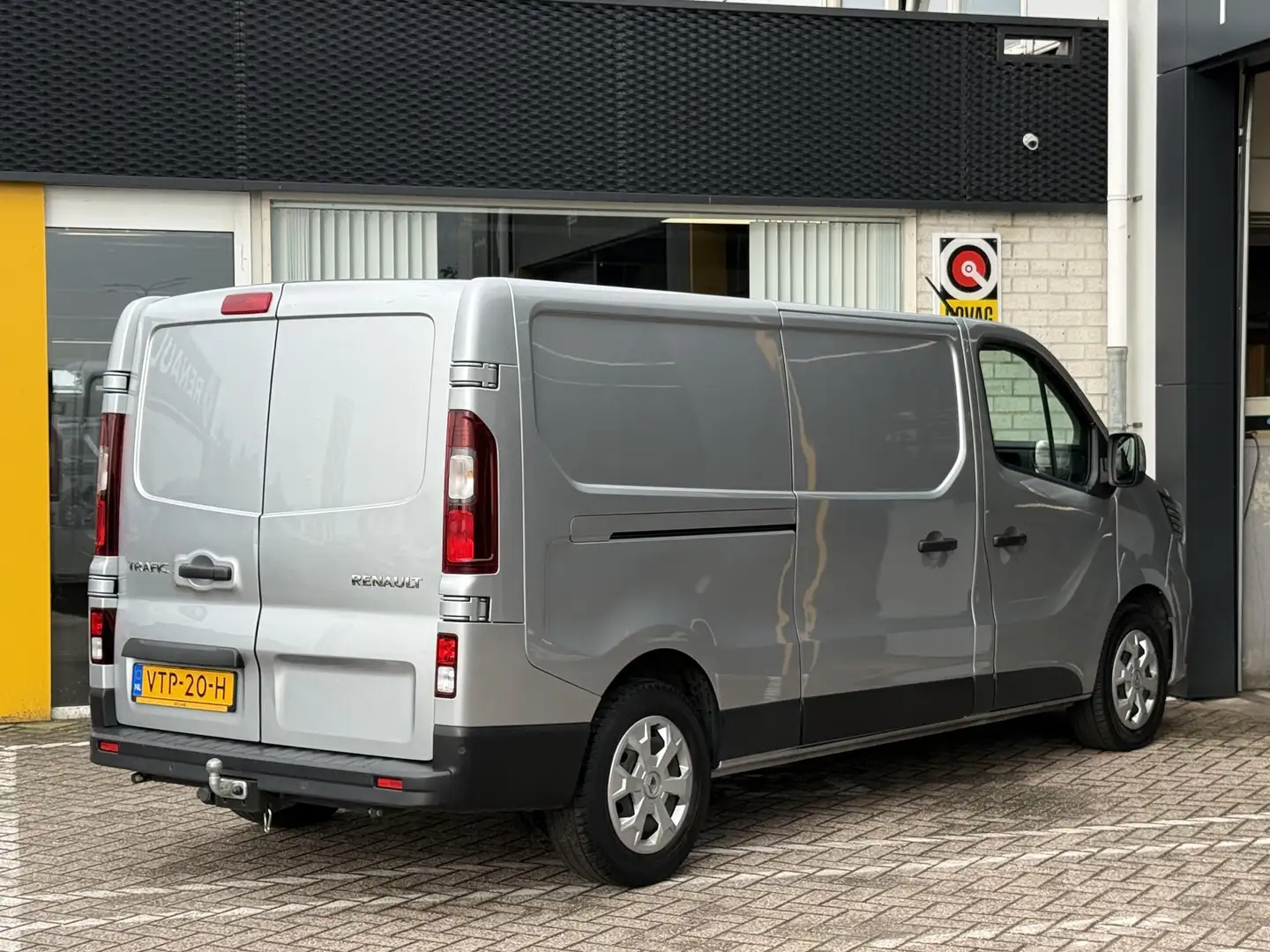 Renault Trafic 2.0 dCi 130 T30 L2H1 Work Edition | Trekhaak | DUB Gris - 2