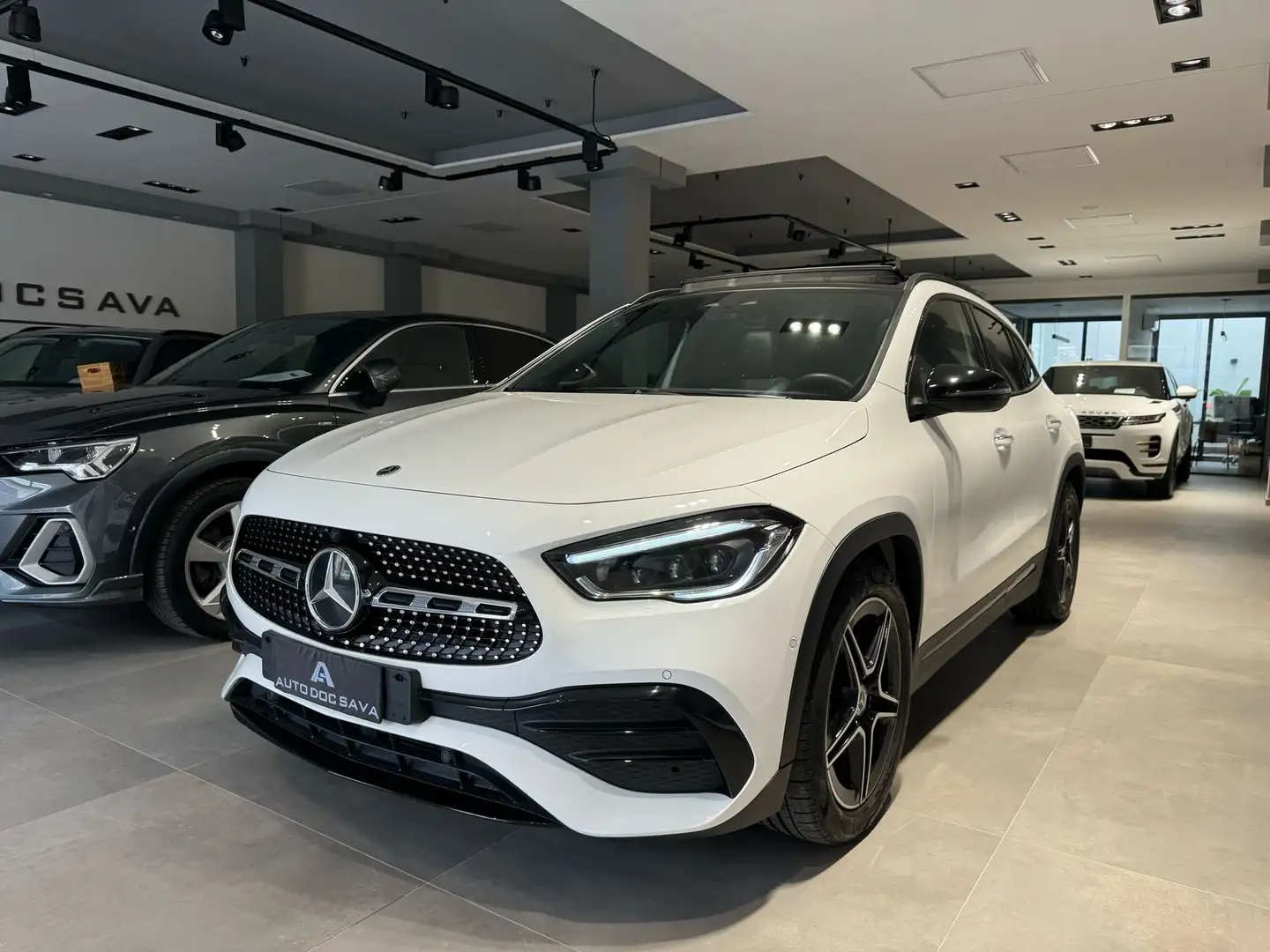 Mercedes-Benz GLA 200 D 150 Cv Amg/Premium+Tetto+Luci Ambiente+Cerchi 19 Bianco - 1