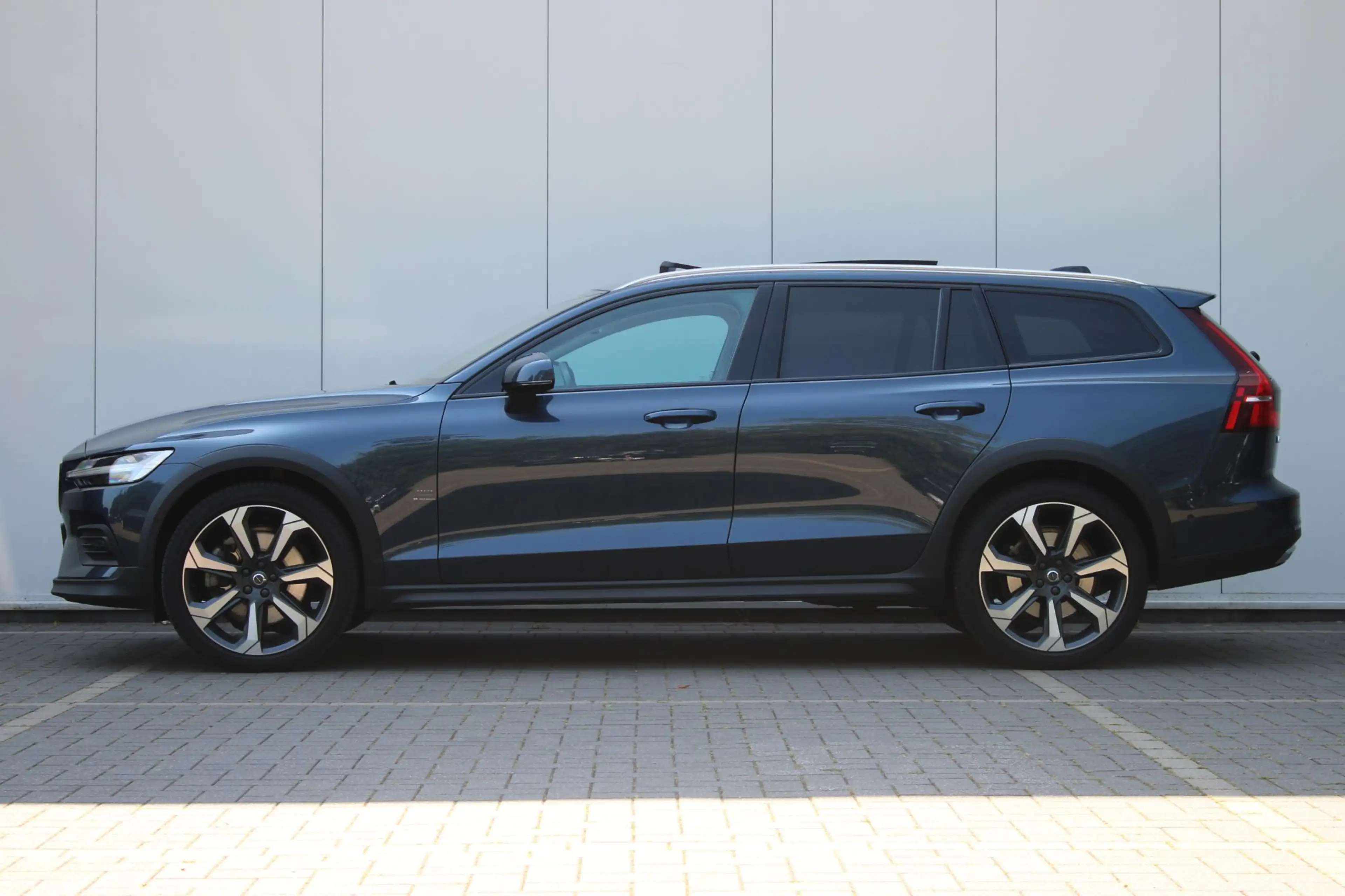 Volvo V60 Cross Country B5 AWD Pro | Adaptive Cruise & Pilot Assist | BLIS — photo 7
