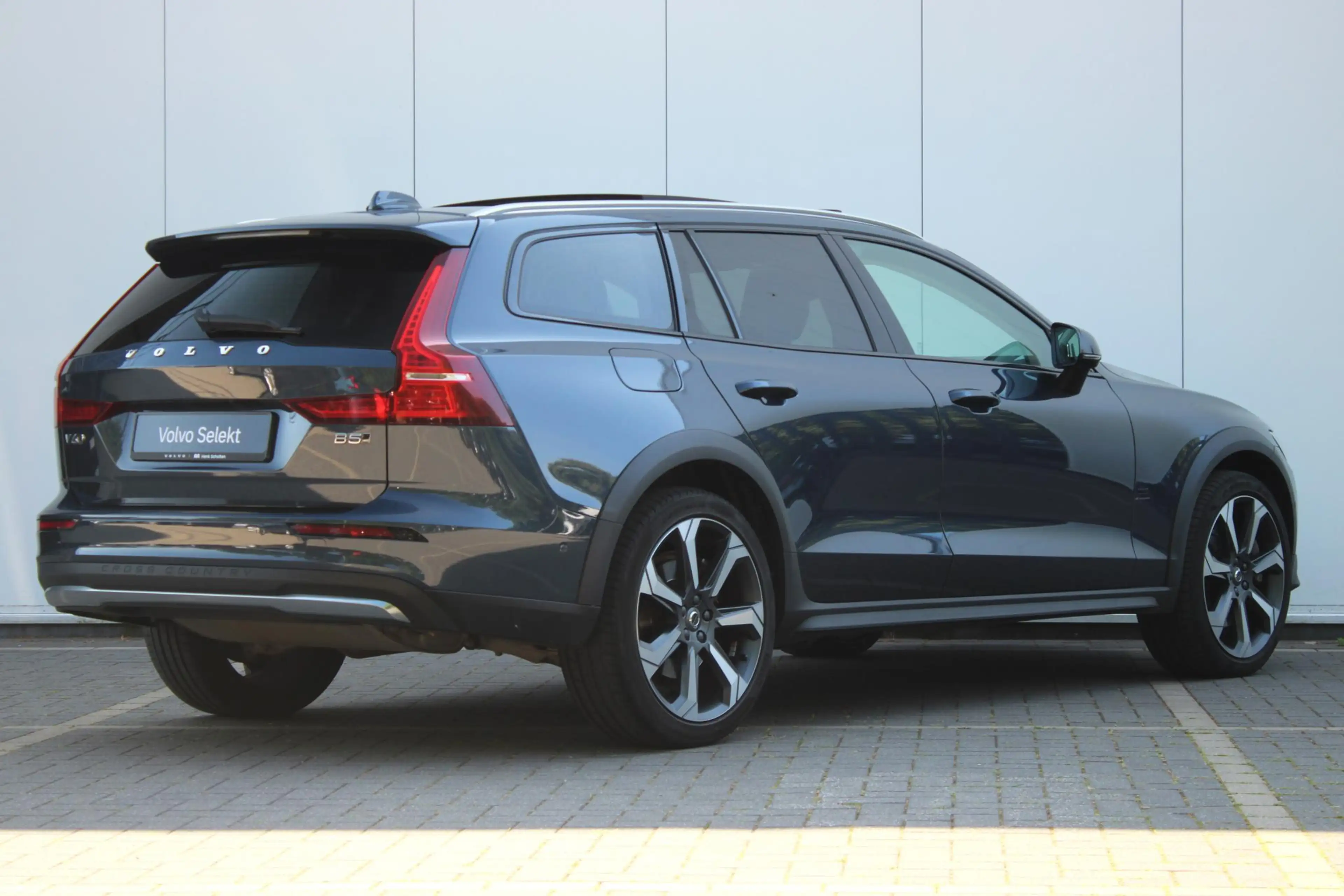 Volvo V60 Cross Country B5 AWD Pro | Adaptive Cruise & Pilot Assist | BLIS — photo 2