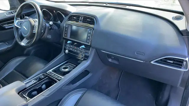 Jaguar F-Pace view 10