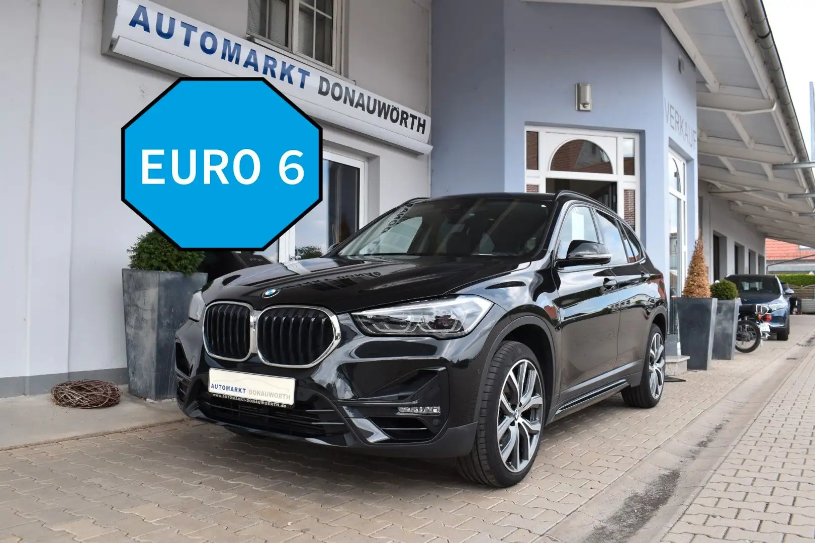 BMW X1 xDrive20i Aut. Sport Line Navi Pano Dach AHK Black - 2