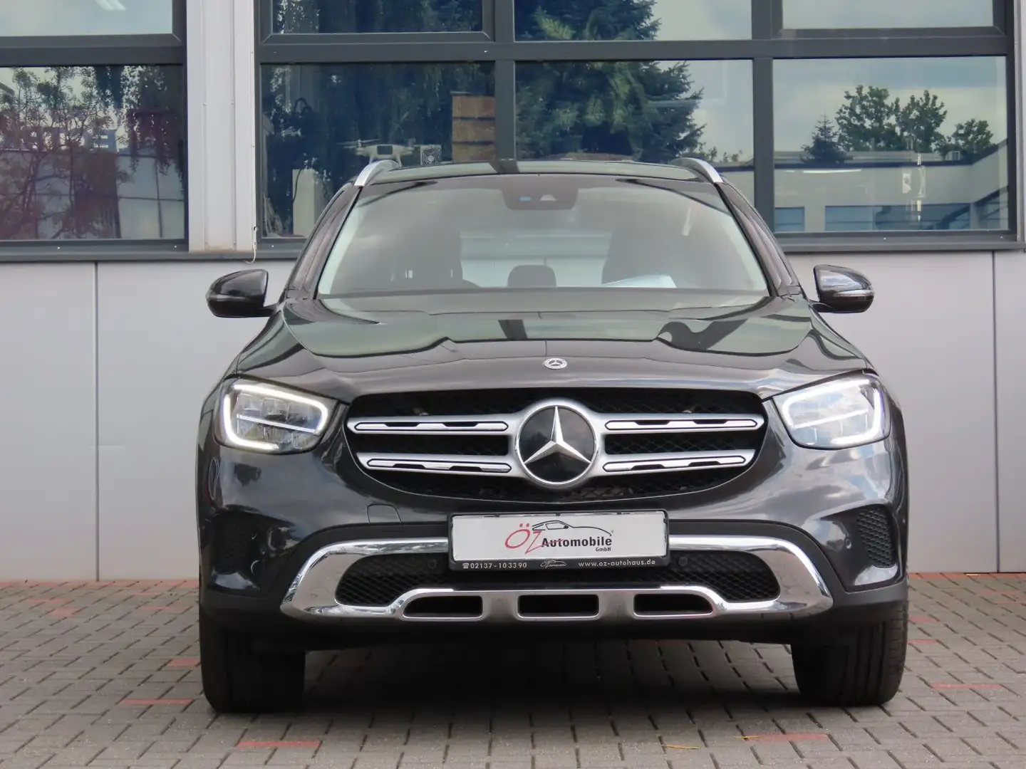 Mercedes-Benz GLC 300 e 4MATIC Autom. Navi Sitzheizung Šedá - 2