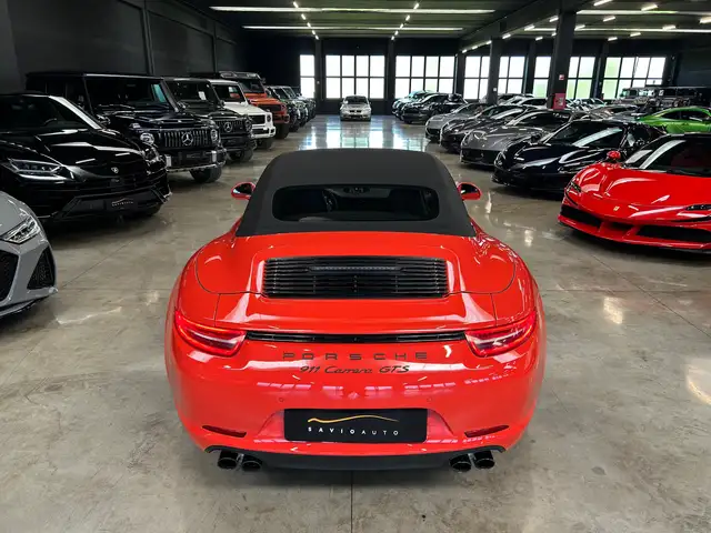 Porsche 911 view 8