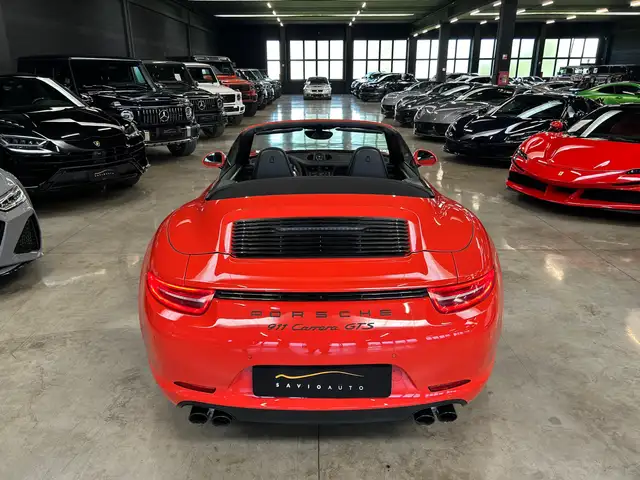 Porsche 911 view 9