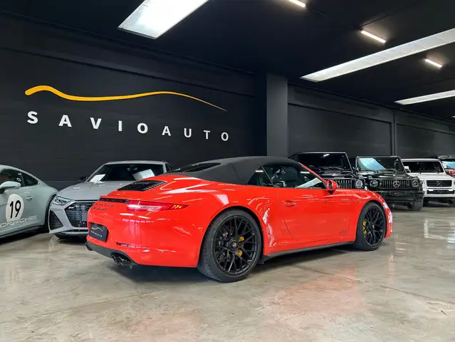 Porsche 911 view 7