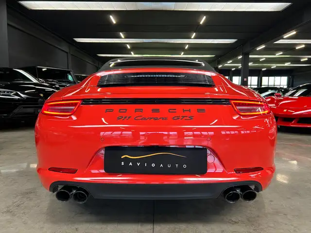 Porsche 911 view 10
