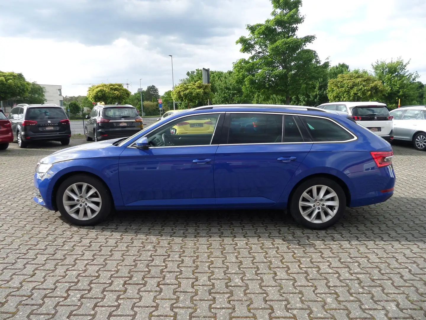 Skoda Superb HYBRID Style iV Automat+Navi+AHK+LED+4xSHZ+Pano-SD Blau - 1