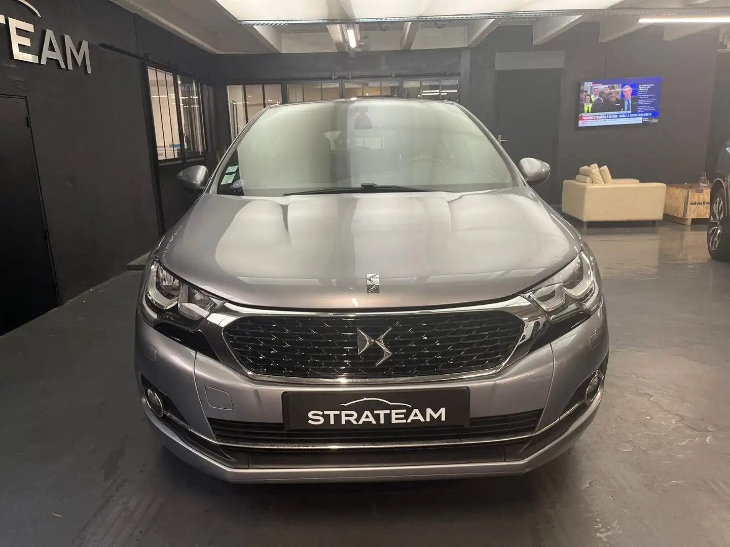 DS Automobiles DS 4 Chic 130 CH Gris - 2