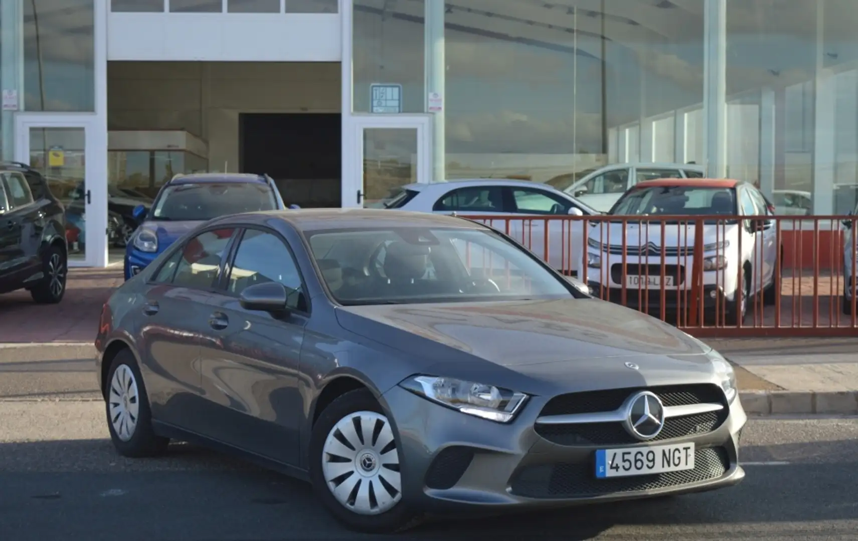 Mercedes-Benz A 180 Sedán Gris - 2
