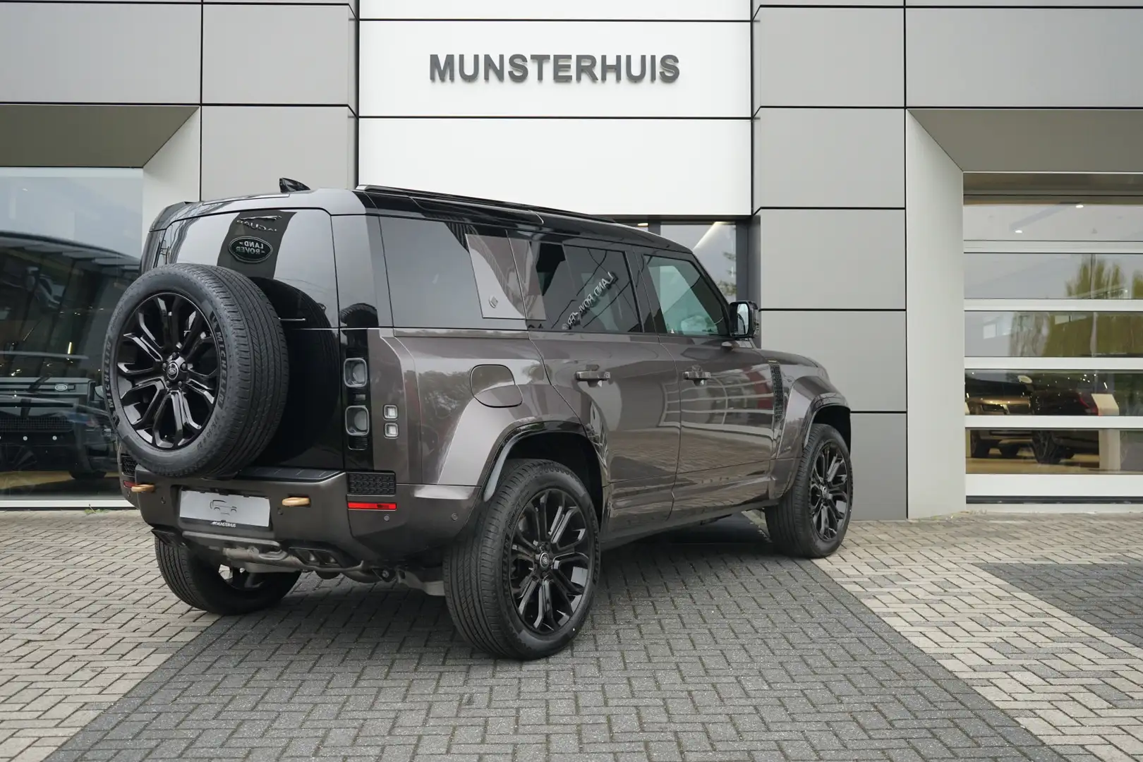 Land Rover Defender 110 4.4 P635 Octa | Elektrische trekhaak | Koelvak Grigio - 2