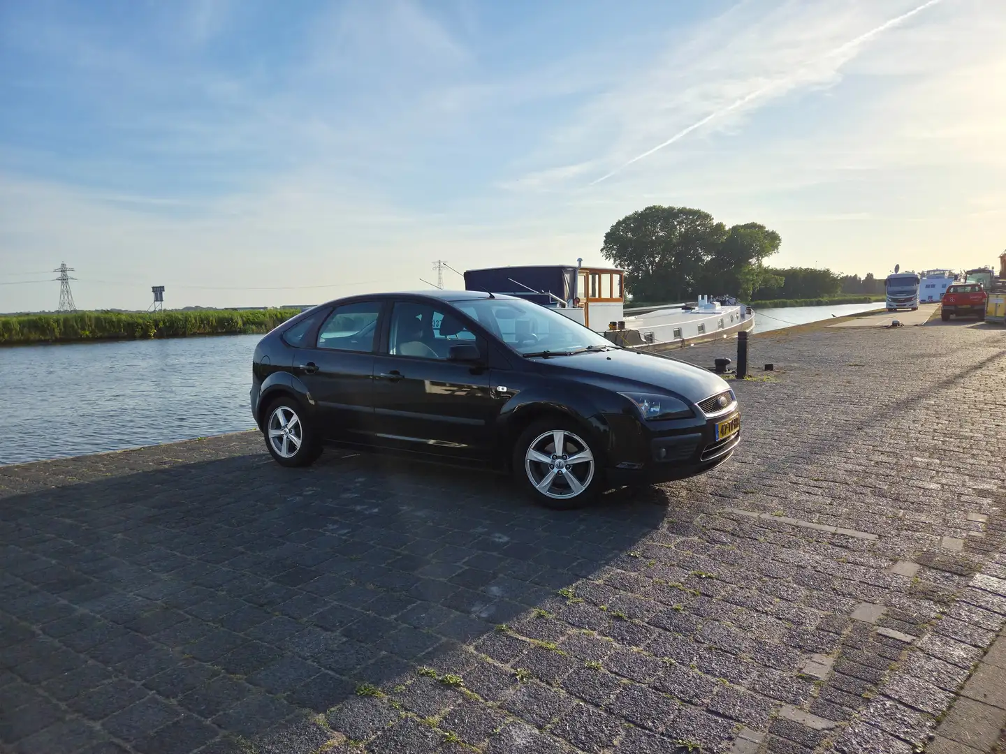 Ford Focus Focus 1.6-16V Futura Zwart - 1