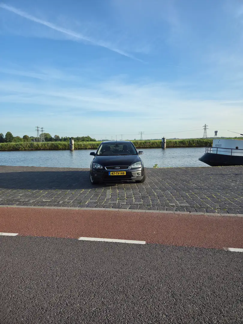 Ford Focus Focus 1.6-16V Futura Zwart - 2