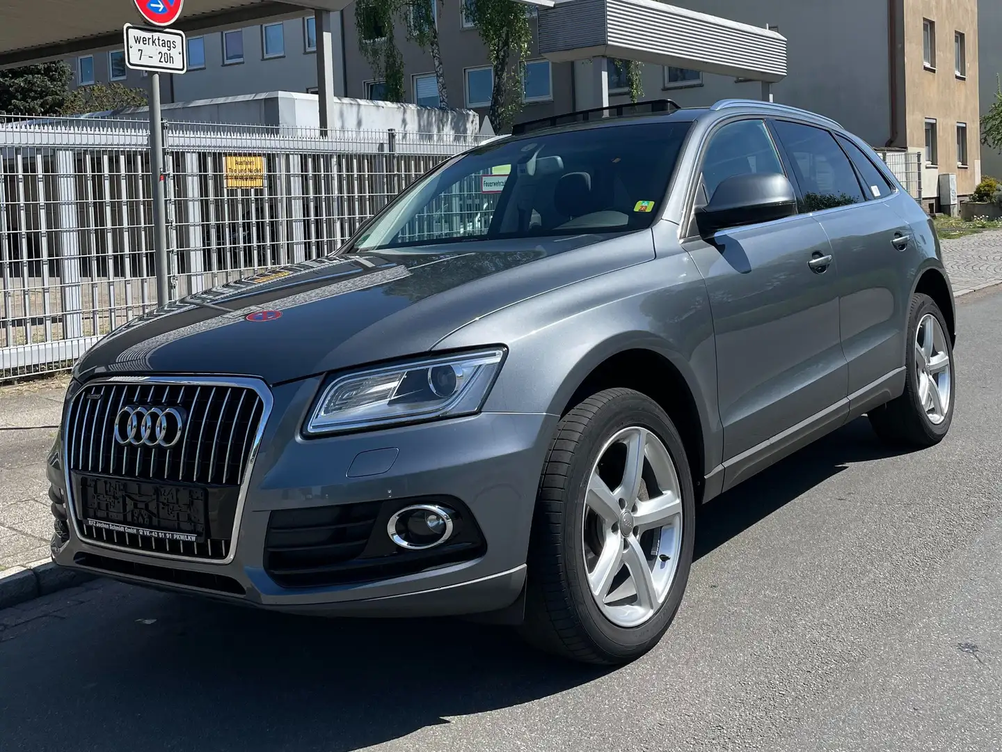Audi Q5 2.0 TDI (130 kW) quattro/Pano/AHK Grau - 1