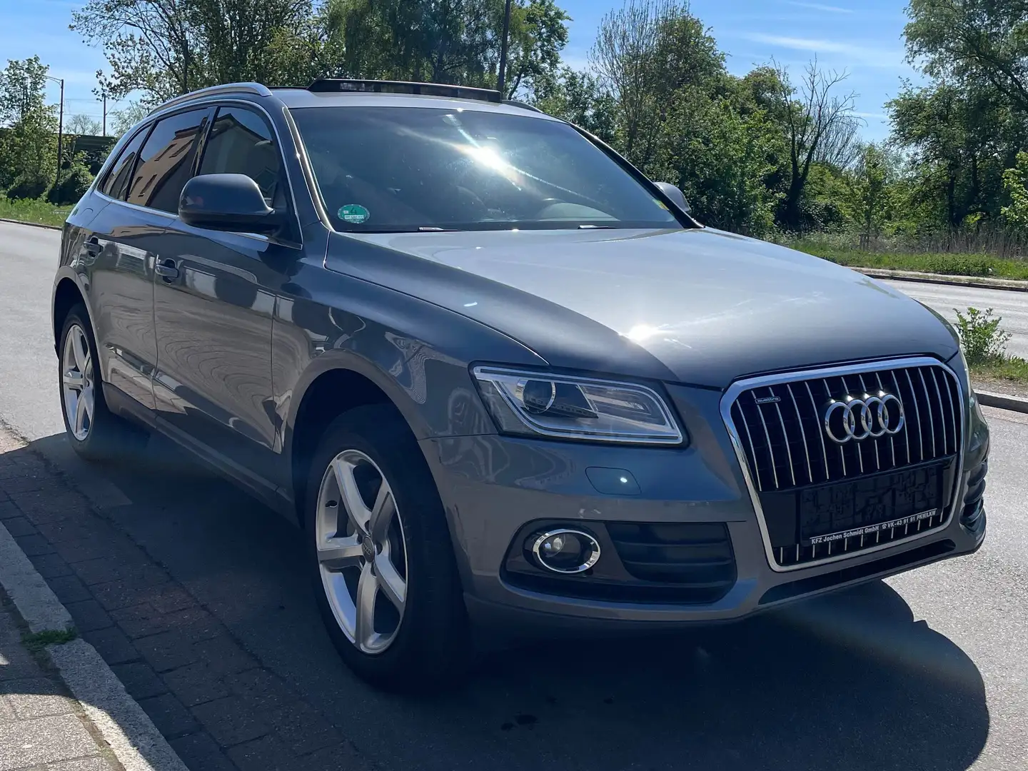 Audi Q5 2.0 TDI (130 kW) quattro/Pano/AHK Grau - 2