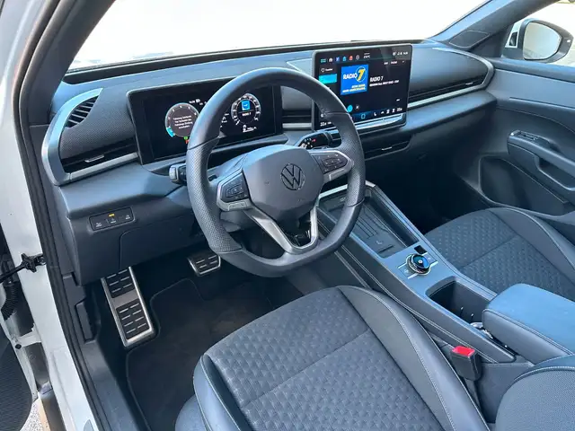Volkswagen T-Roc view 13