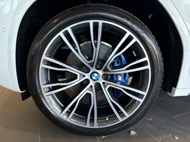 BMW X4 view 10