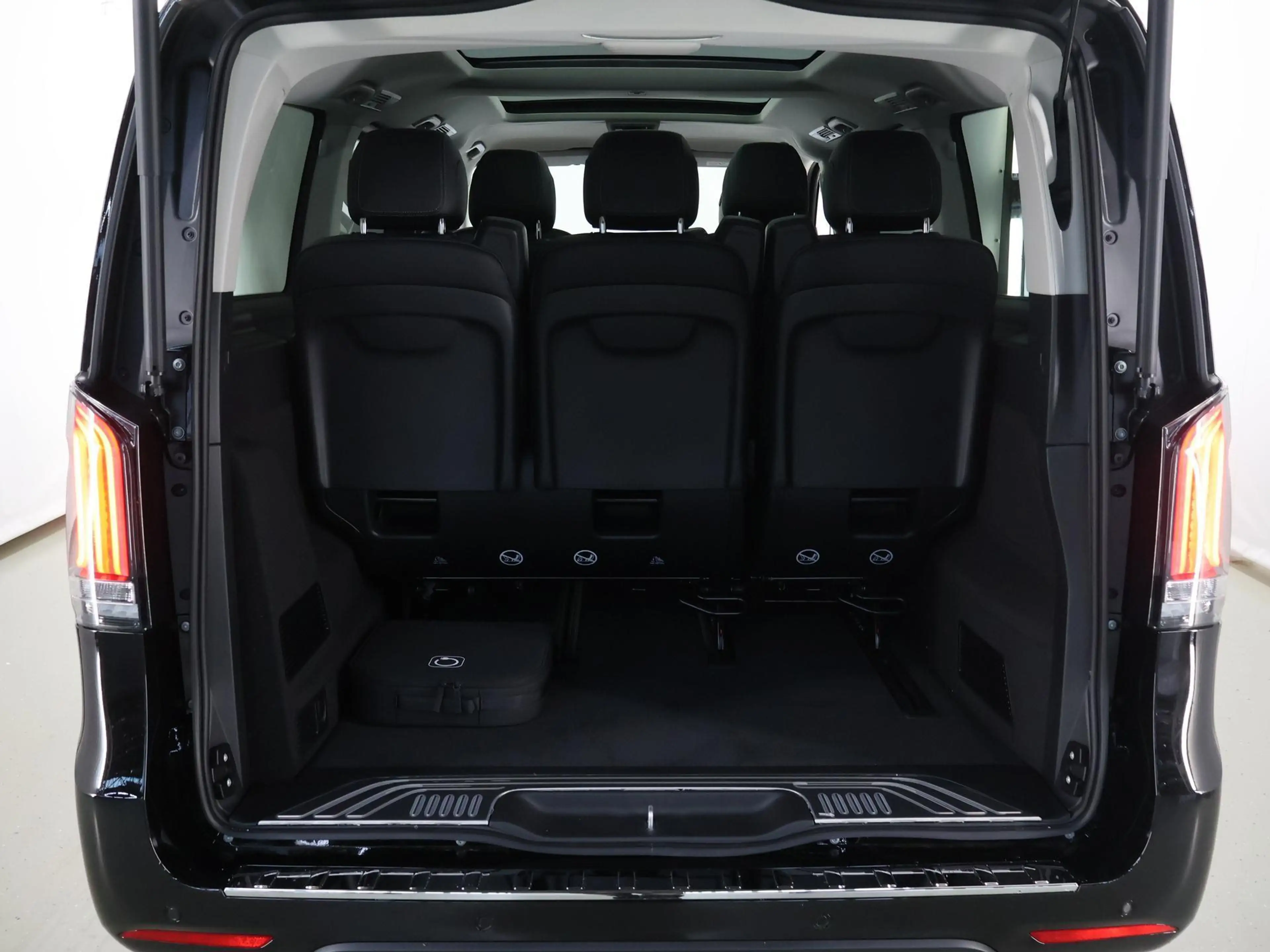 Mercedes-Benz EQV 300 L2 Avantgarde 90 kWh | Panoramadak | Burmester | E — photo 5