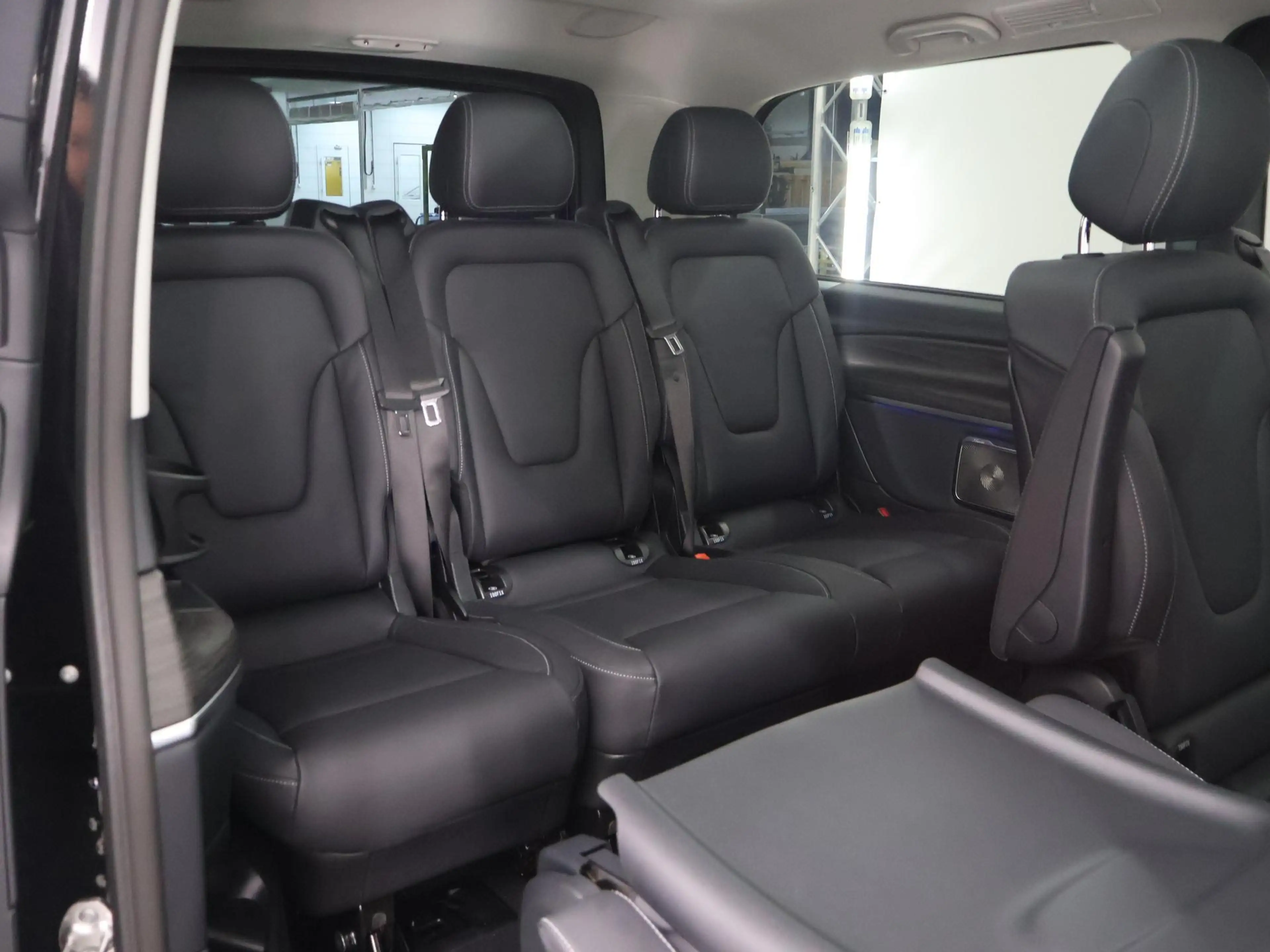 Mercedes-Benz EQV 300 L2 Avantgarde 90 kWh | Panoramadak | Burmester | E — photo 9