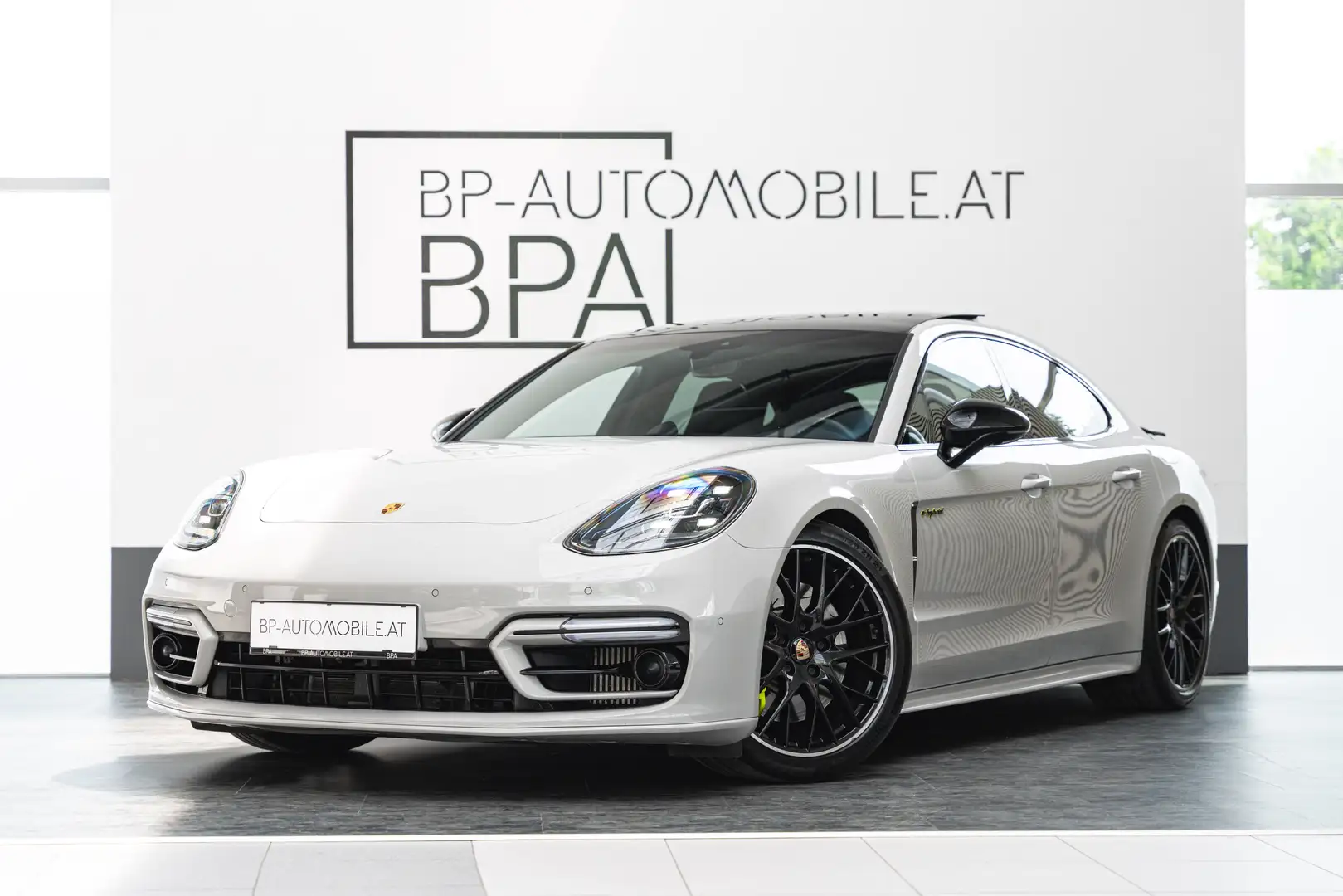 Porsche Panamera 4 E-Hybrid // Sport Design // Sport AGA // Grau - 1