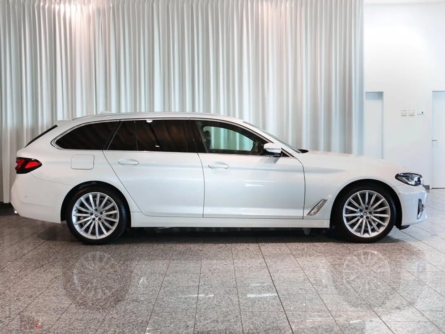 BMW 520 d xDrive Tour. Laser Pano. DrivAss. HUD ACC Weiß - 2