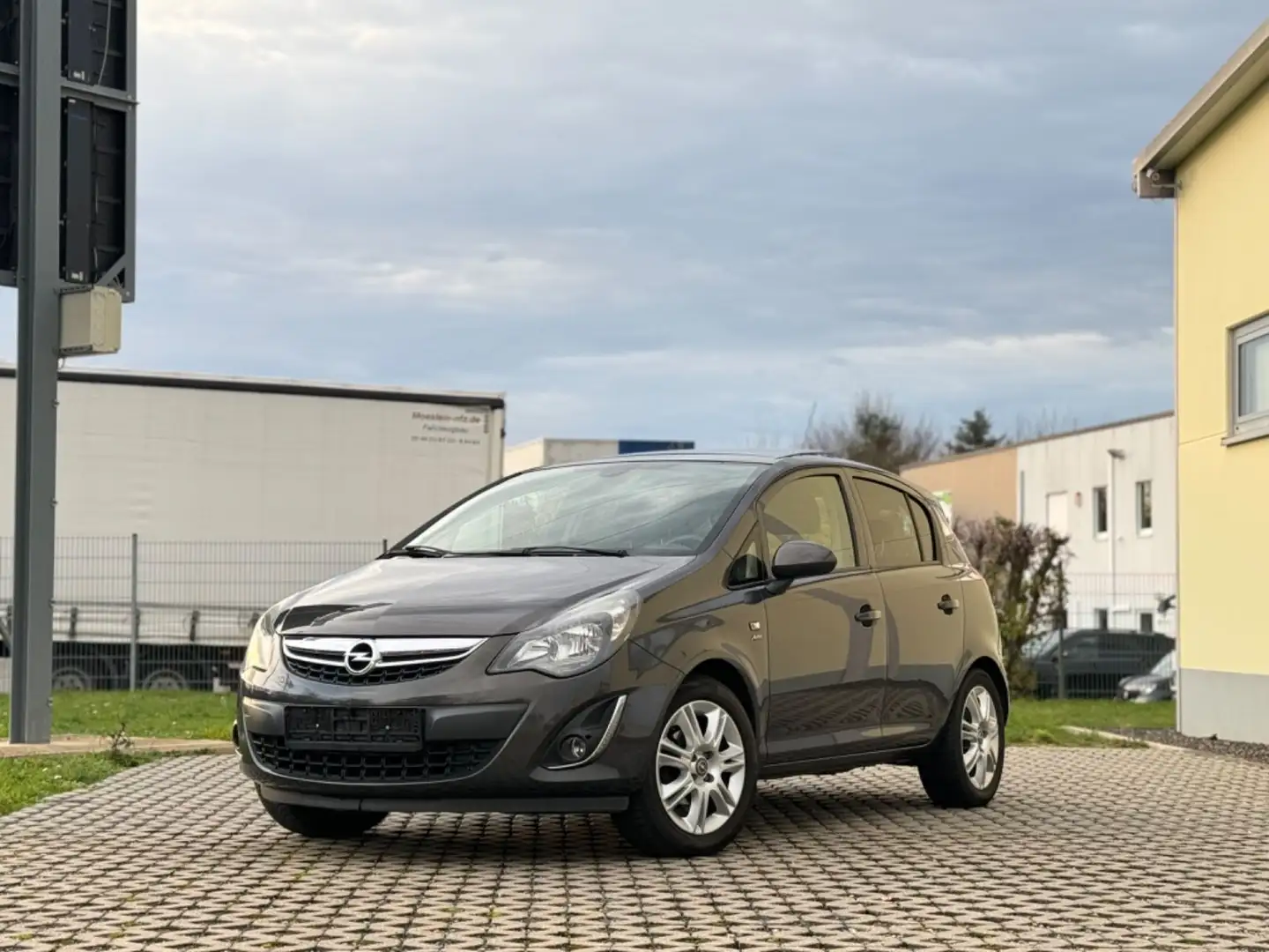 Opel Corsa D Active*KLIMAAUT*S-DACH*PDC*SHZ*AHK*TÜV* Grau - 1