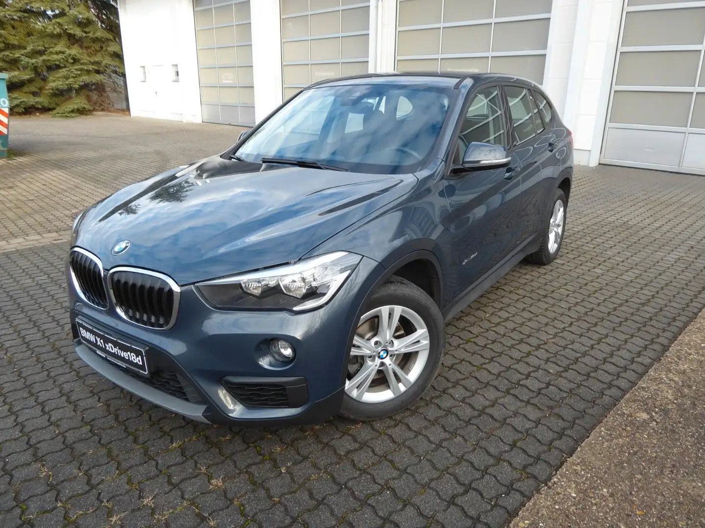 BMW X1 xDrive18d AHB PDC Navi LDS MFL CD USB HDC EU6 Grau - 1