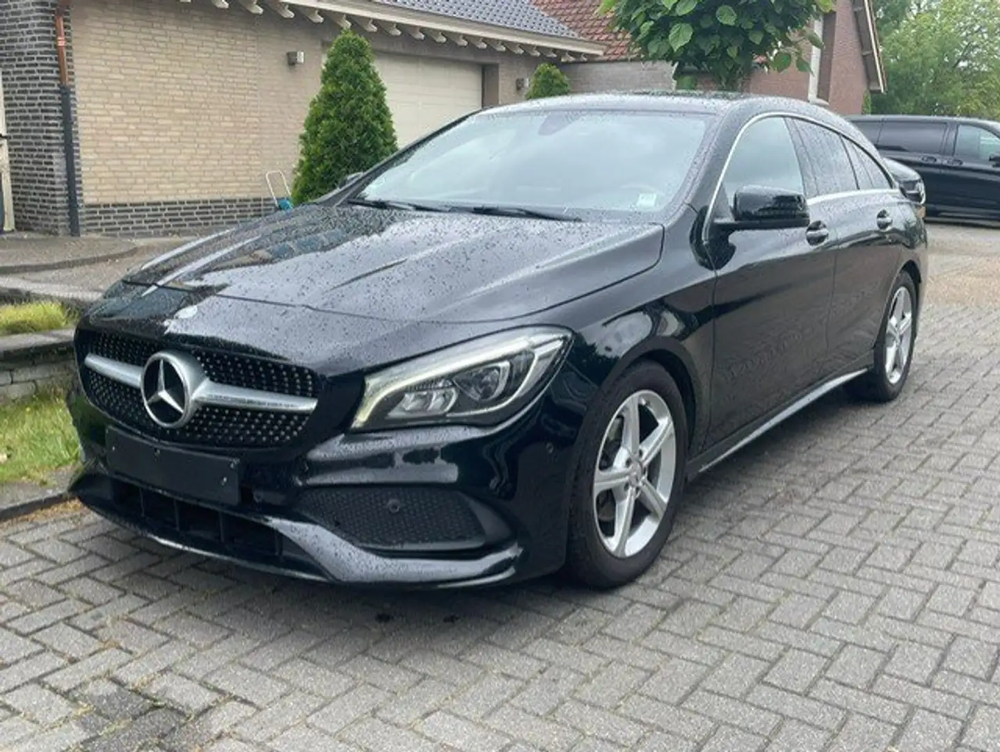 Mercedes-Benz CLA 180 Shooting Brake AMG LINE NAVI Zwart - 1