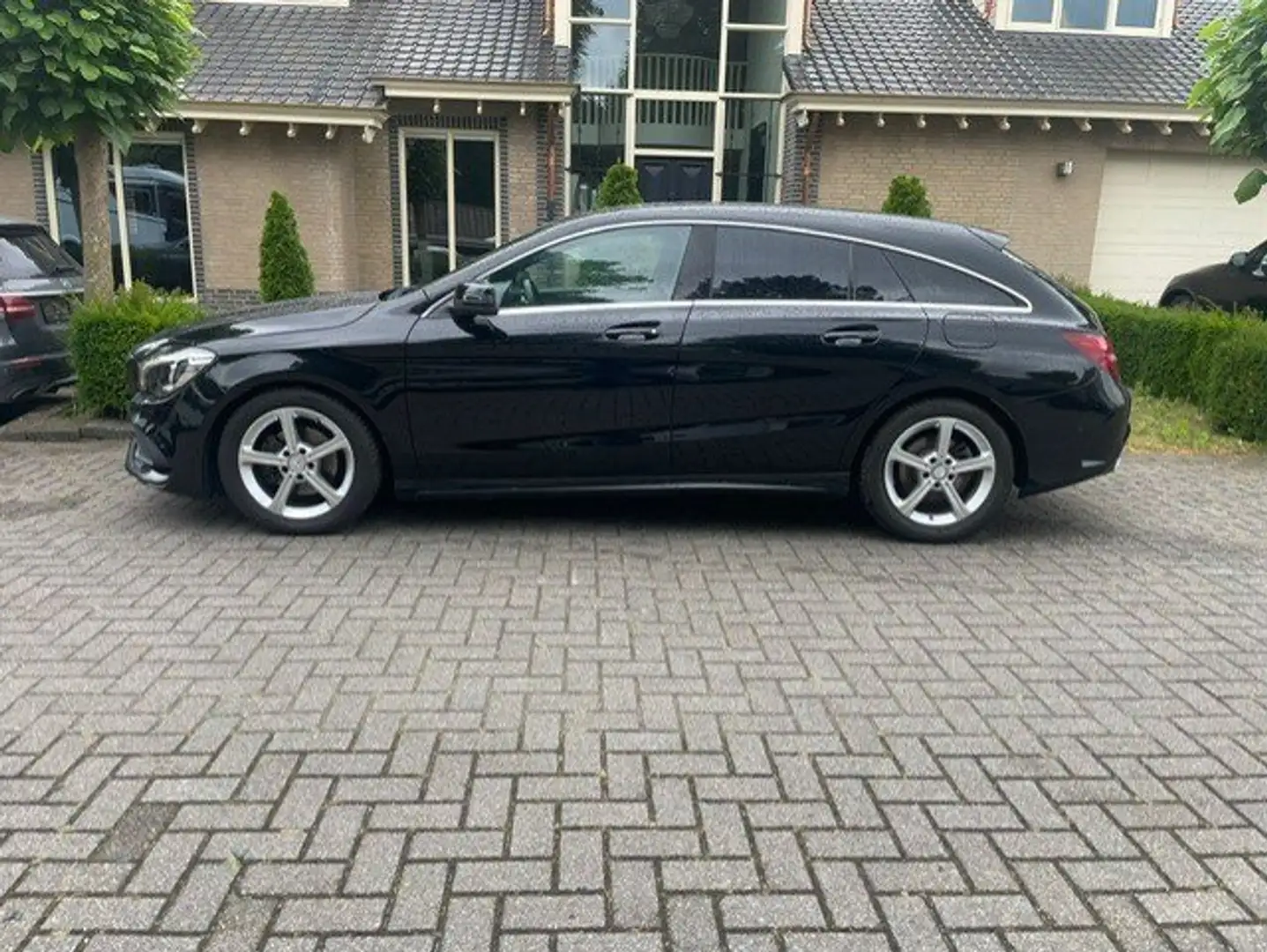 Mercedes-Benz CLA 180 Shooting Brake AMG LINE NAVI Zwart - 2