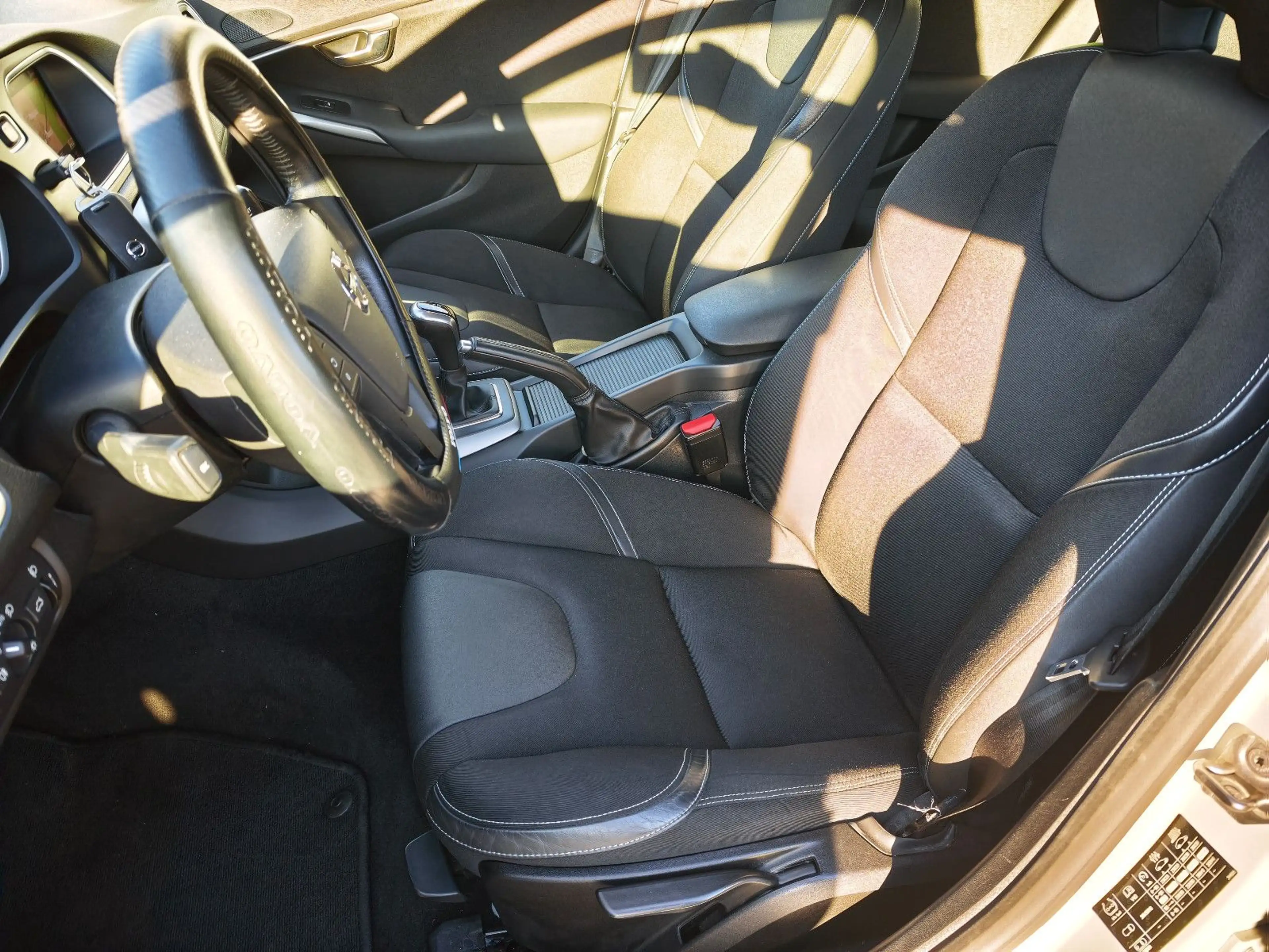 Volvo V40 Kinetic 2.0 TDI NAVI SITZHEIZUNG PDC+KAMERA — photo 12