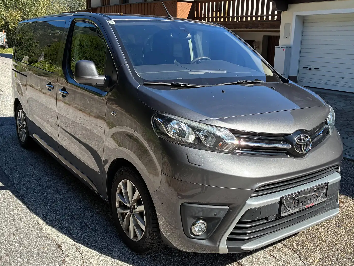 Toyota Proace 1,6 D 115 - Platz für 8 Personen Grau - 1