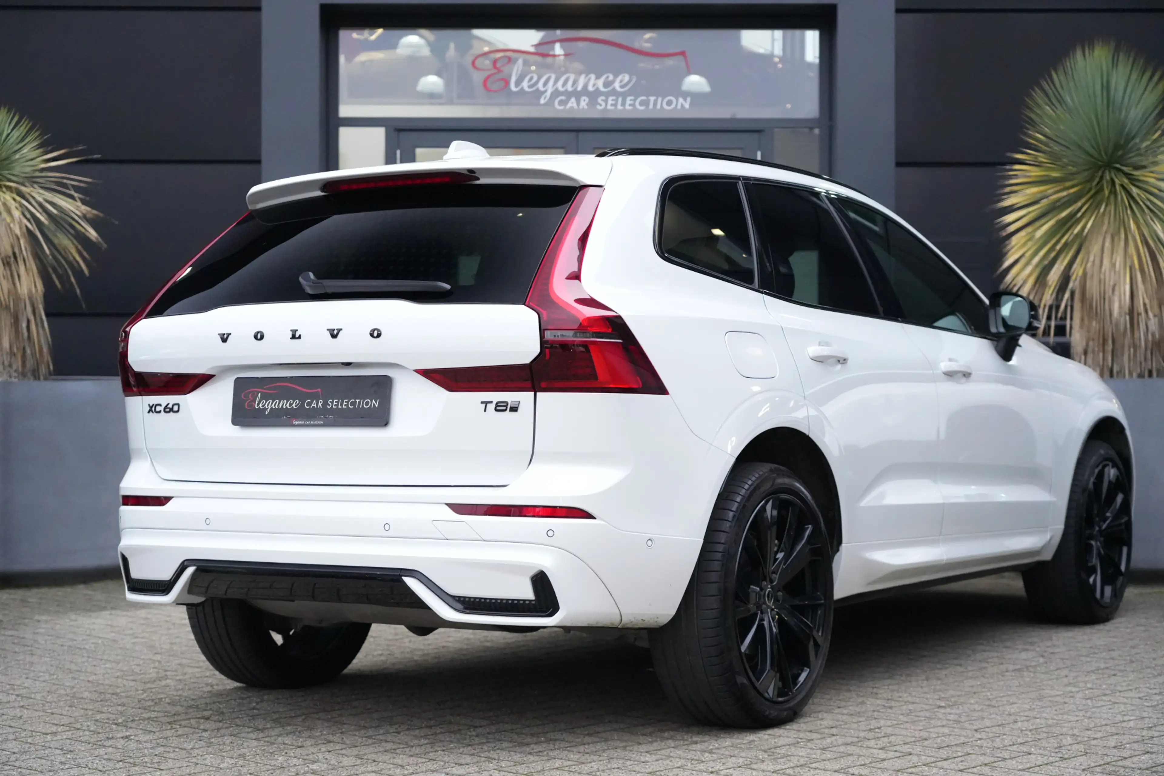 Volvo XC60 2.0 T8 FACELIFT Plug-in hybrid AWD Black Edition | — photo 2