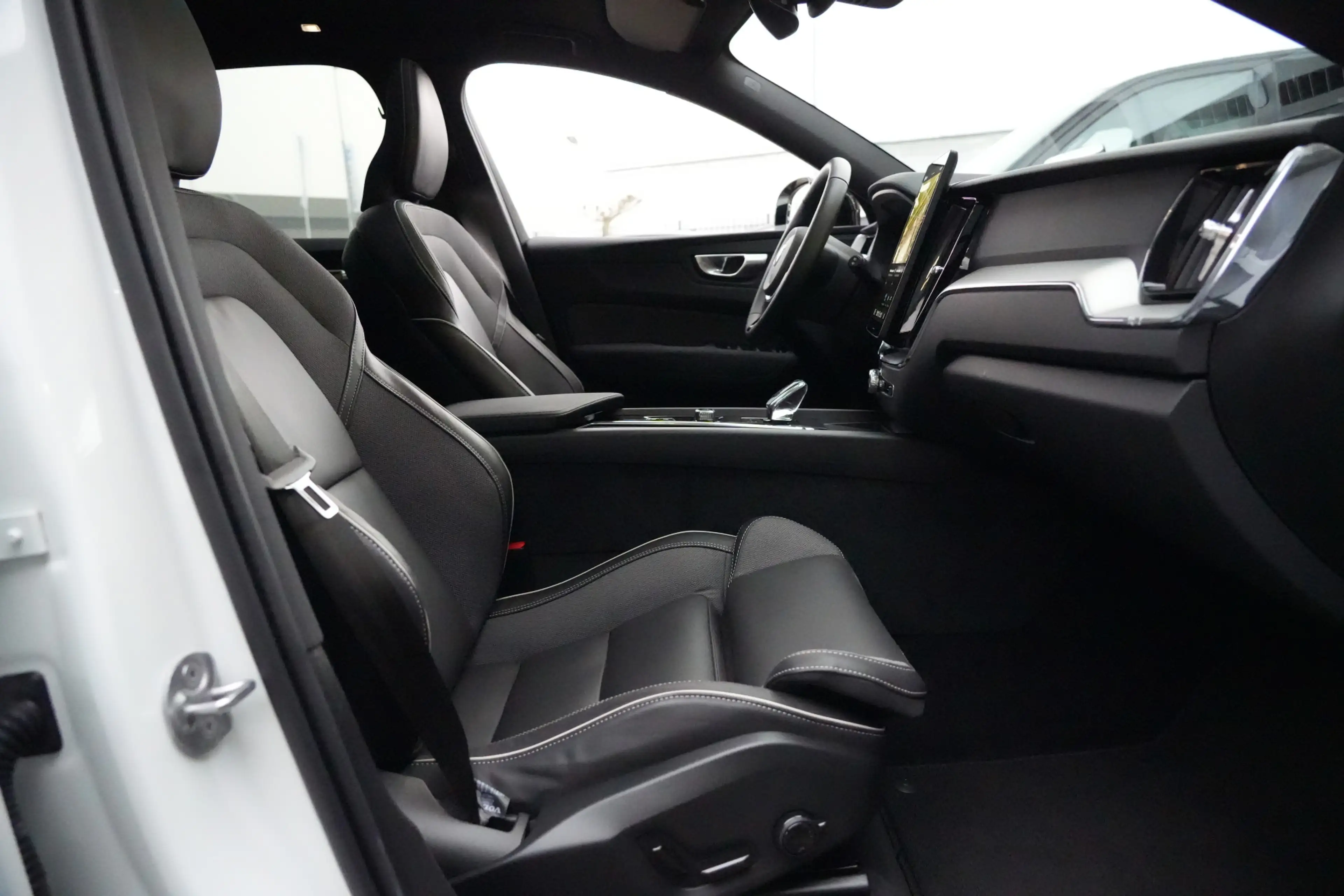Volvo XC60 2.0 T8 FACELIFT Plug-in hybrid AWD Black Edition | — photo 9