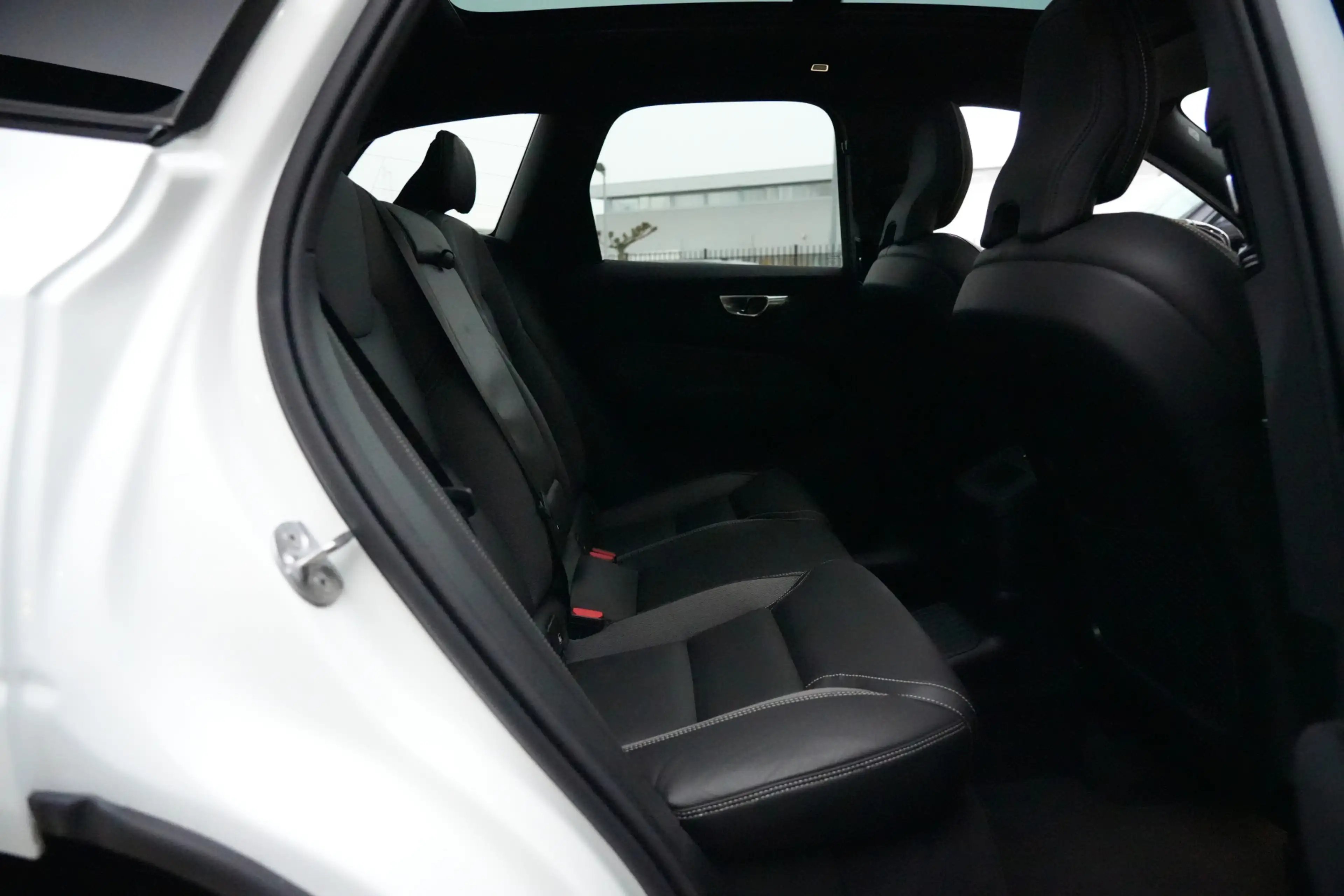 Volvo XC60 2.0 T8 FACELIFT Plug-in hybrid AWD Black Edition | — photo 25