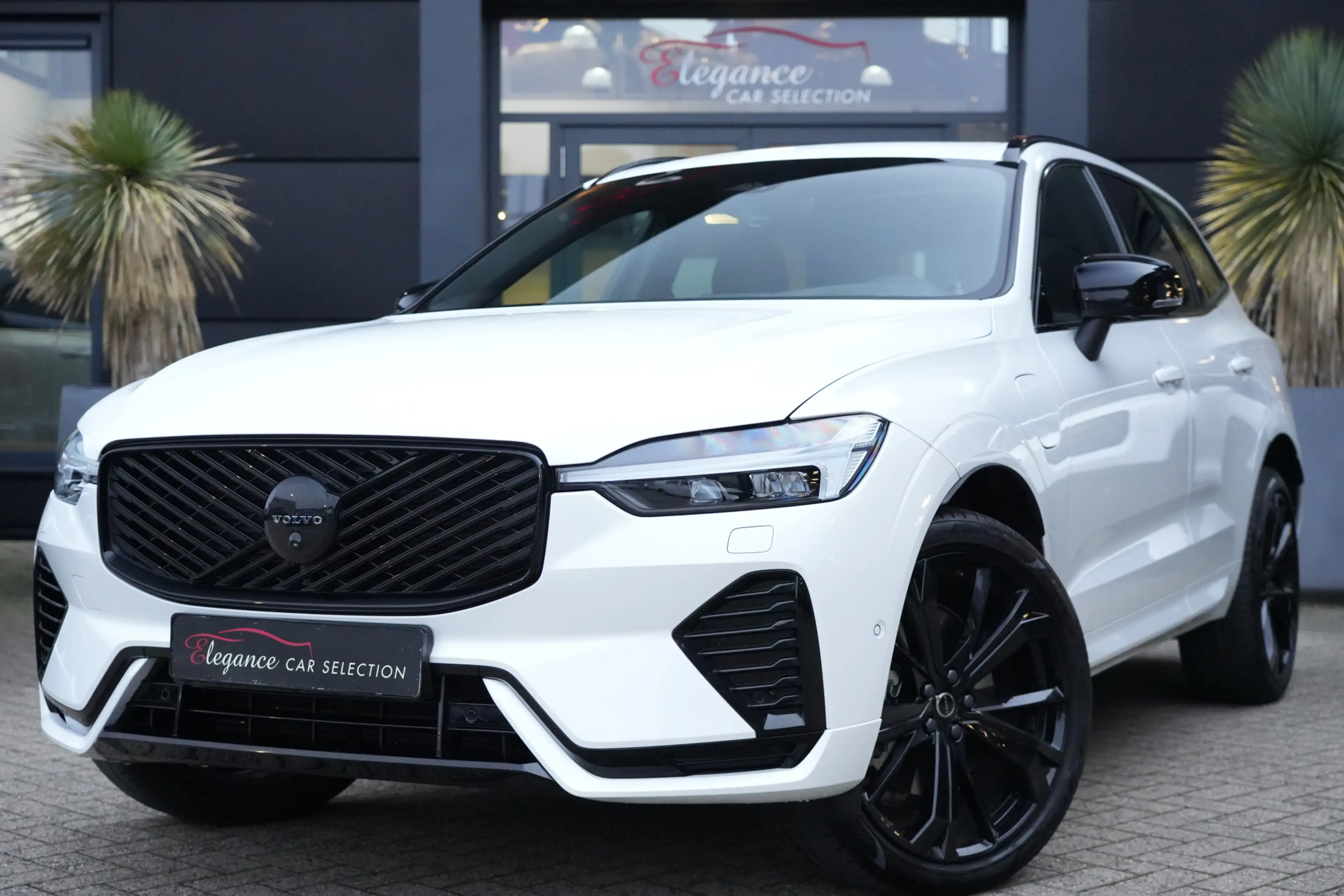 Volvo XC60 2.0 T8 FACELIFT Plug-in hybrid AWD Black Edition |