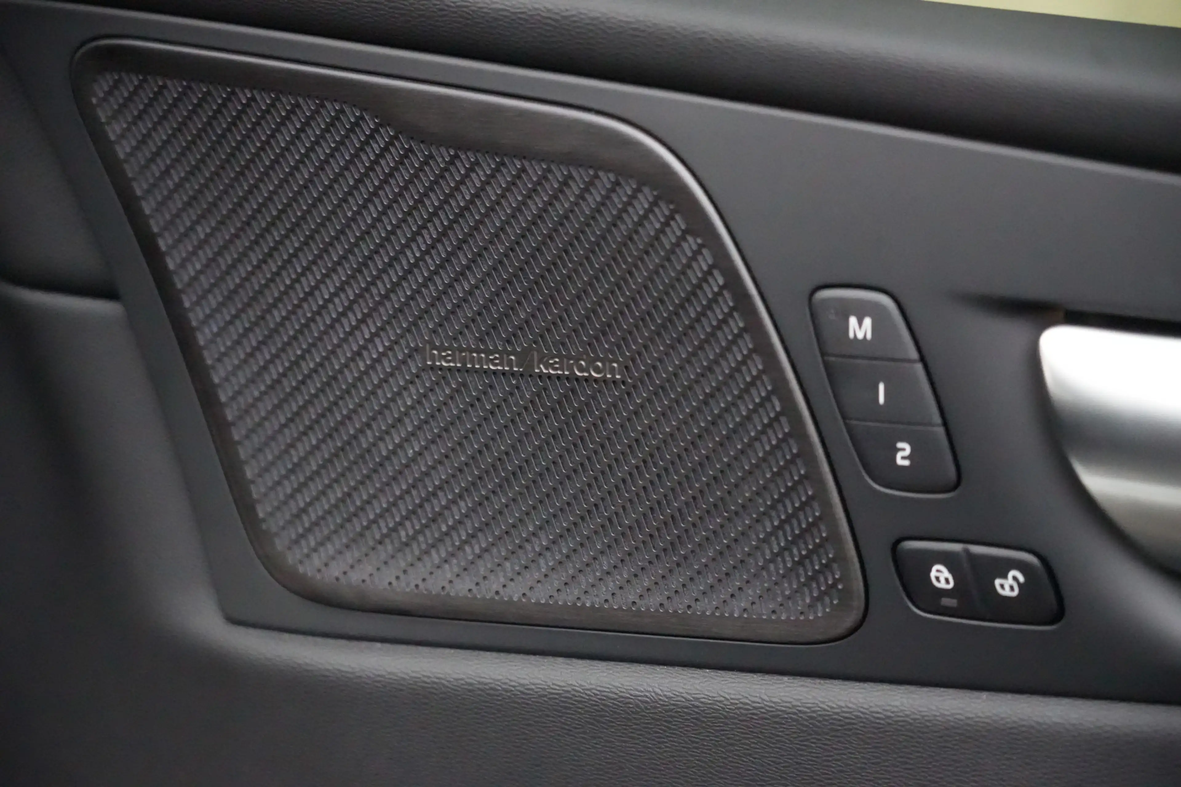 Volvo XC60 2.0 T8 FACELIFT Plug-in hybrid AWD Black Edition | — photo 24