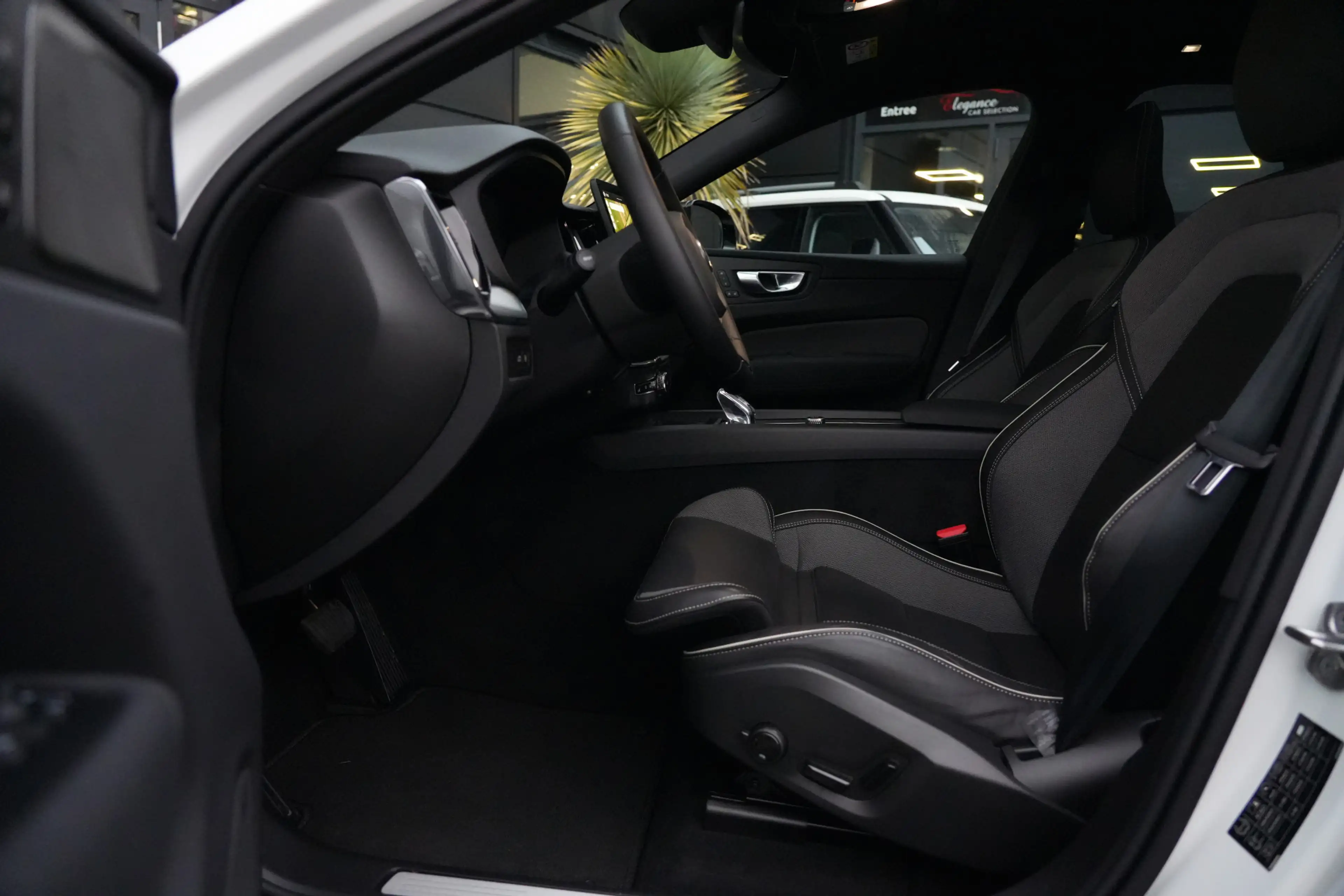 Volvo XC60 2.0 T8 FACELIFT Plug-in hybrid AWD Black Edition | — photo 10
