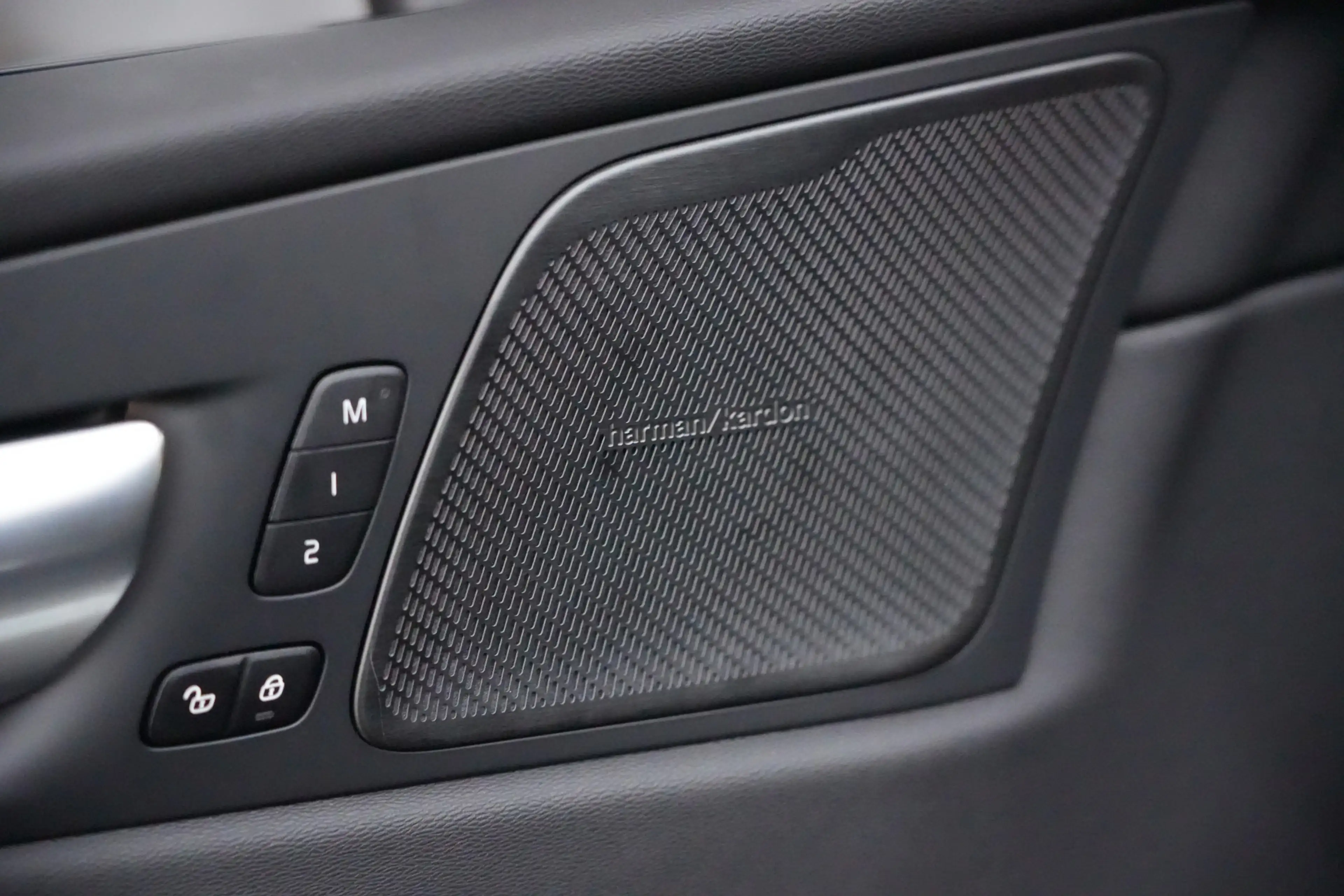 Volvo XC60 2.0 T8 FACELIFT Plug-in hybrid AWD Black Edition | — photo 23