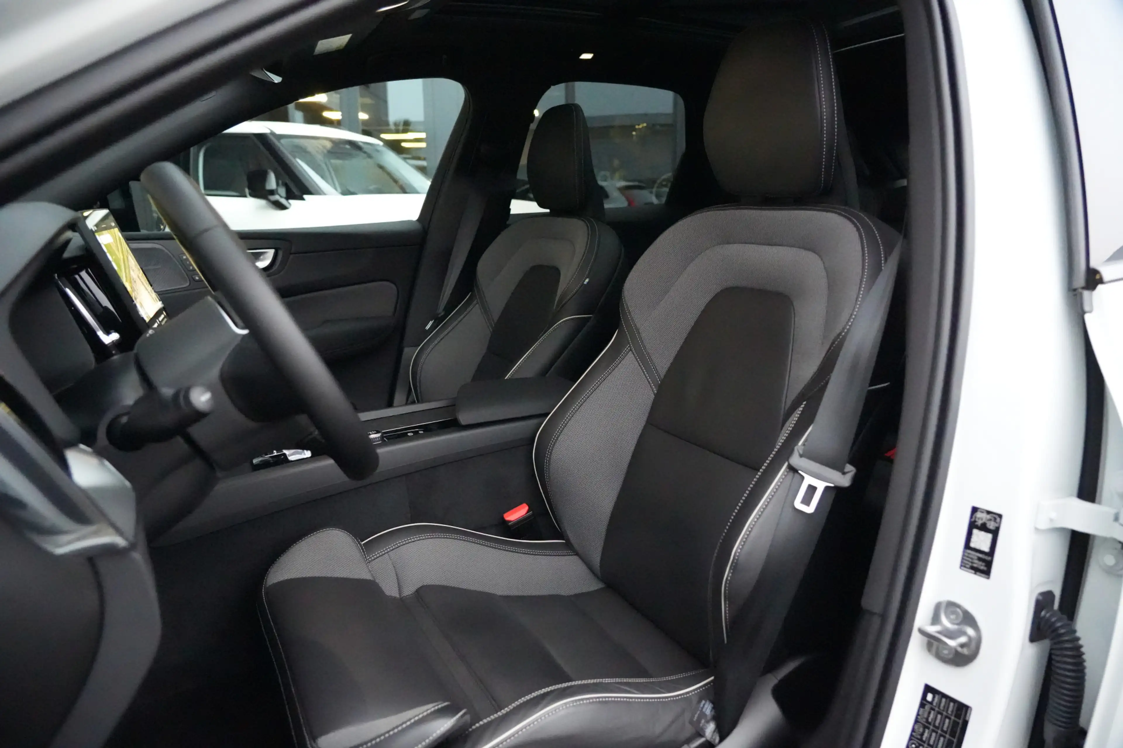 Volvo XC60 2.0 T8 FACELIFT Plug-in hybrid AWD Black Edition | — photo 4