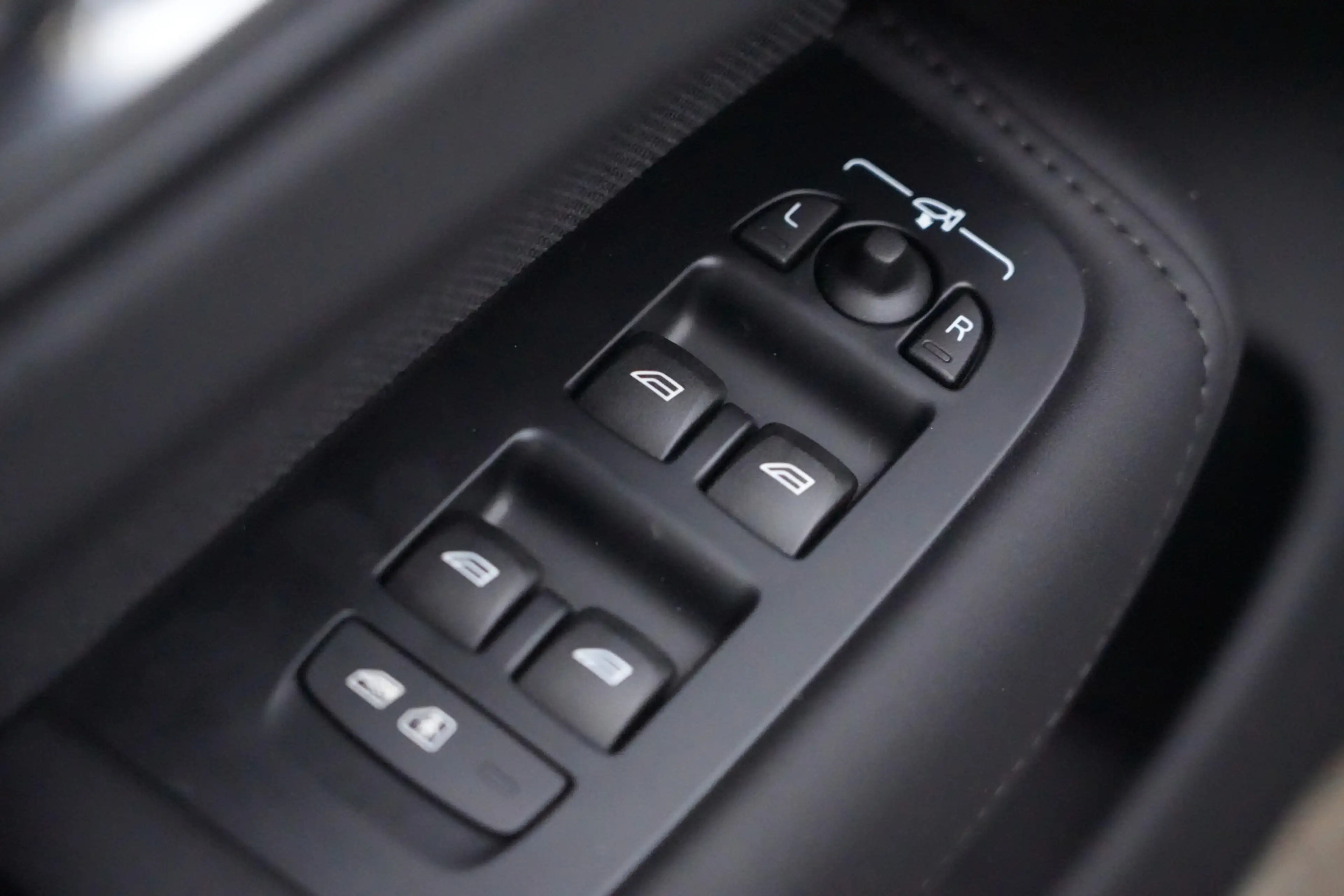 Volvo XC60 2.0 T8 FACELIFT Plug-in hybrid AWD Black Edition | — photo 22